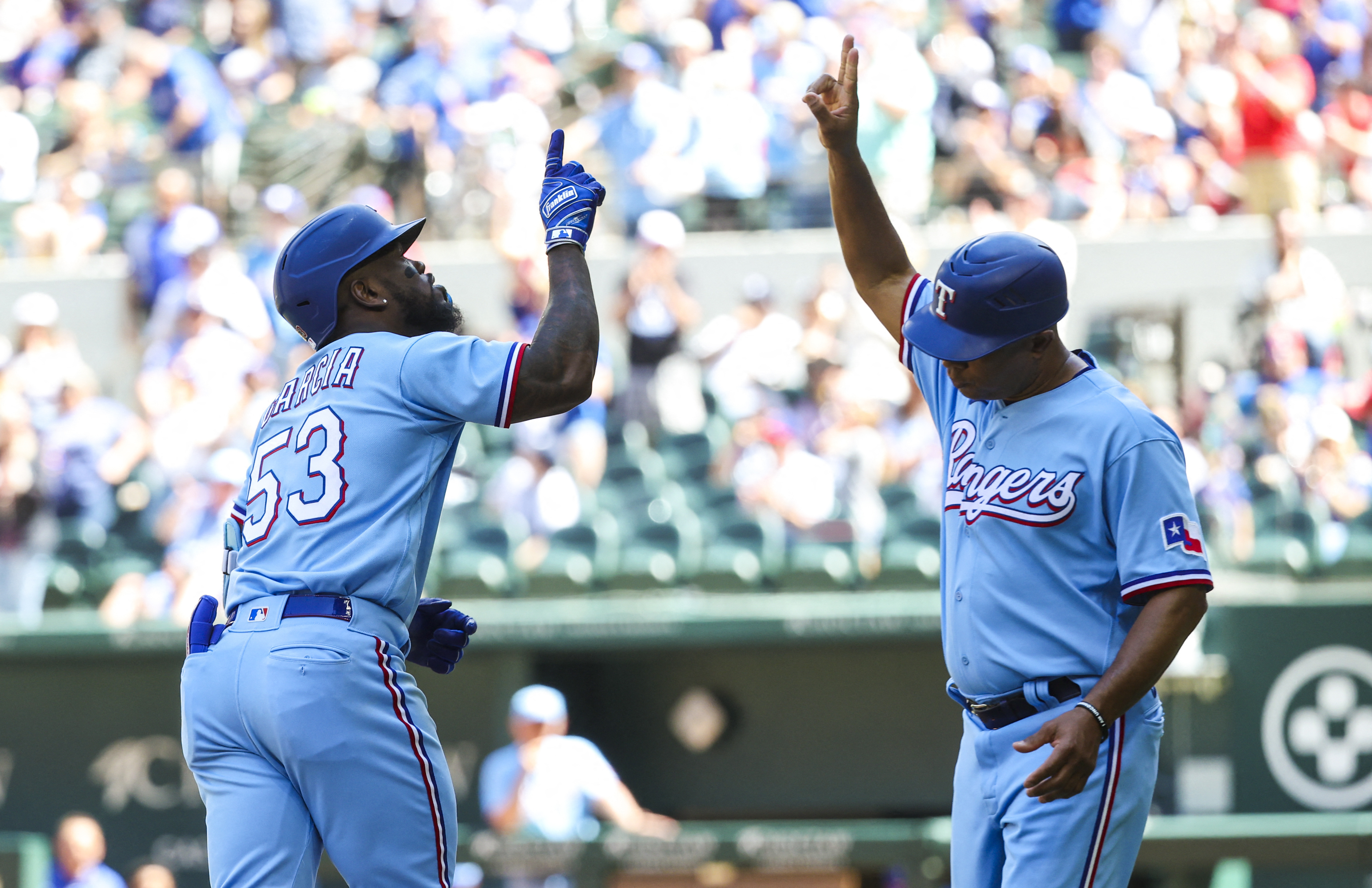 Rangers belt 4 homers, demolish Yankees 15-2