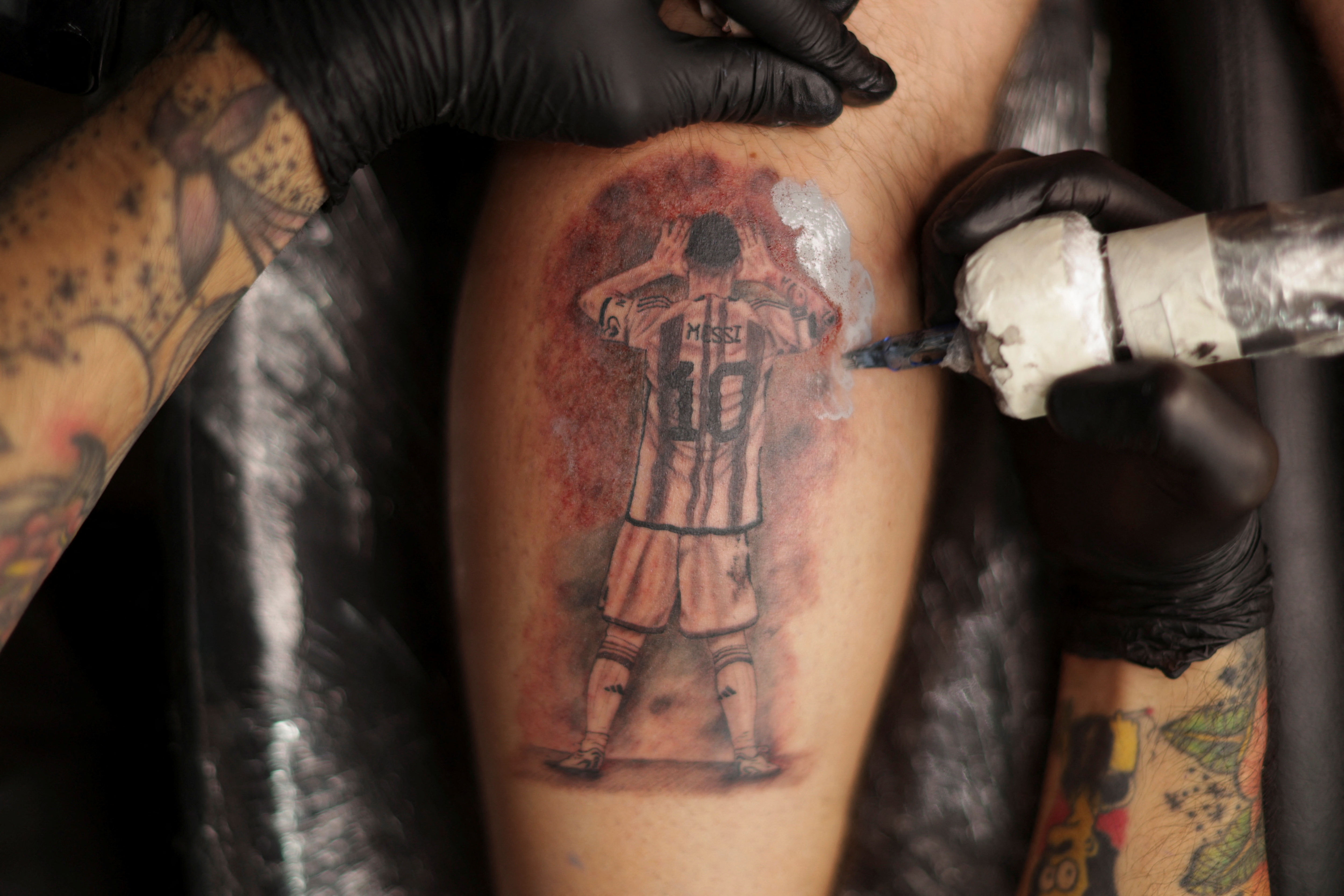 Argentine tattooists swamped by demand for Messi tributes | Reuters