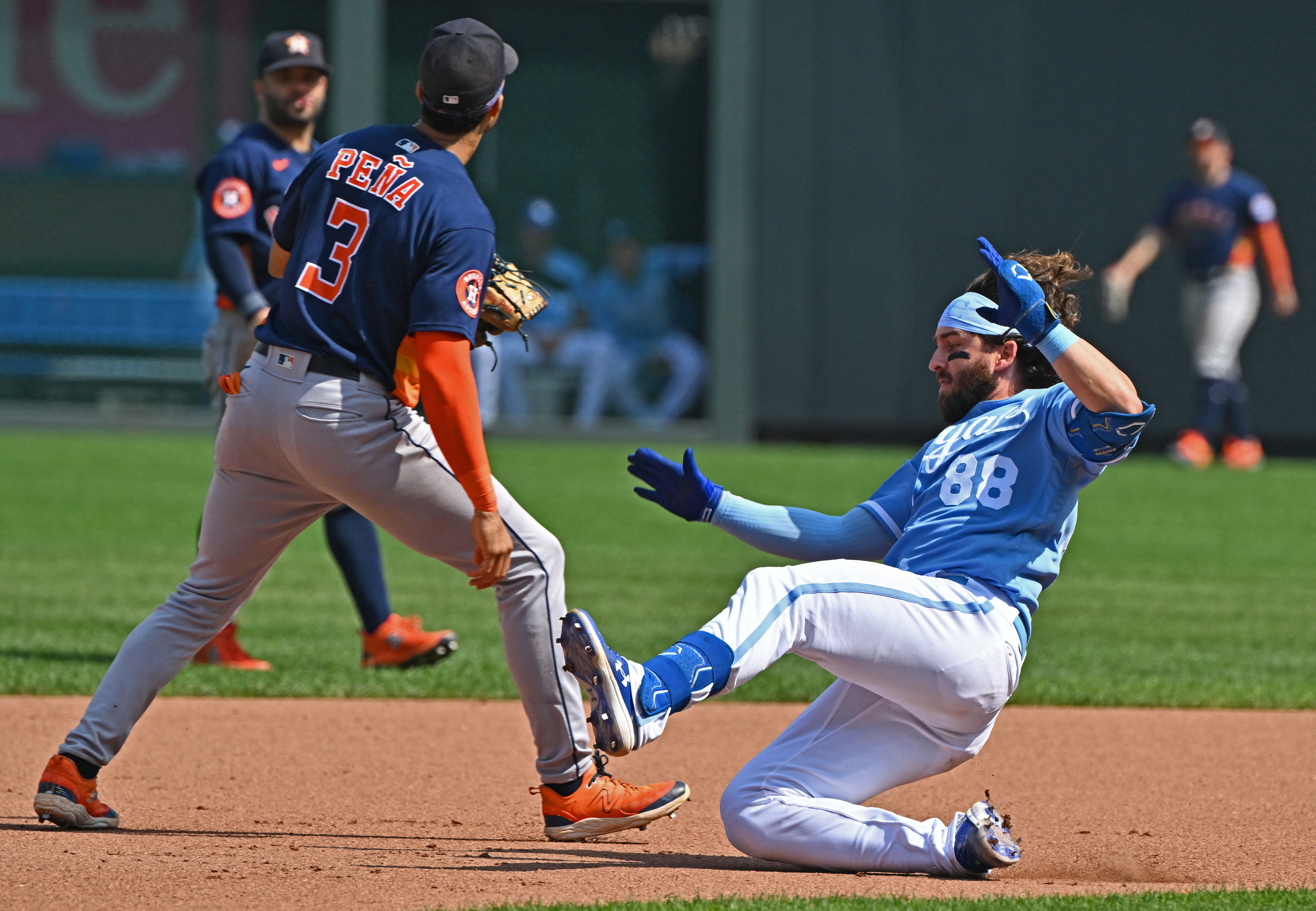 Astros bounce back to end Royals' four-game win streak