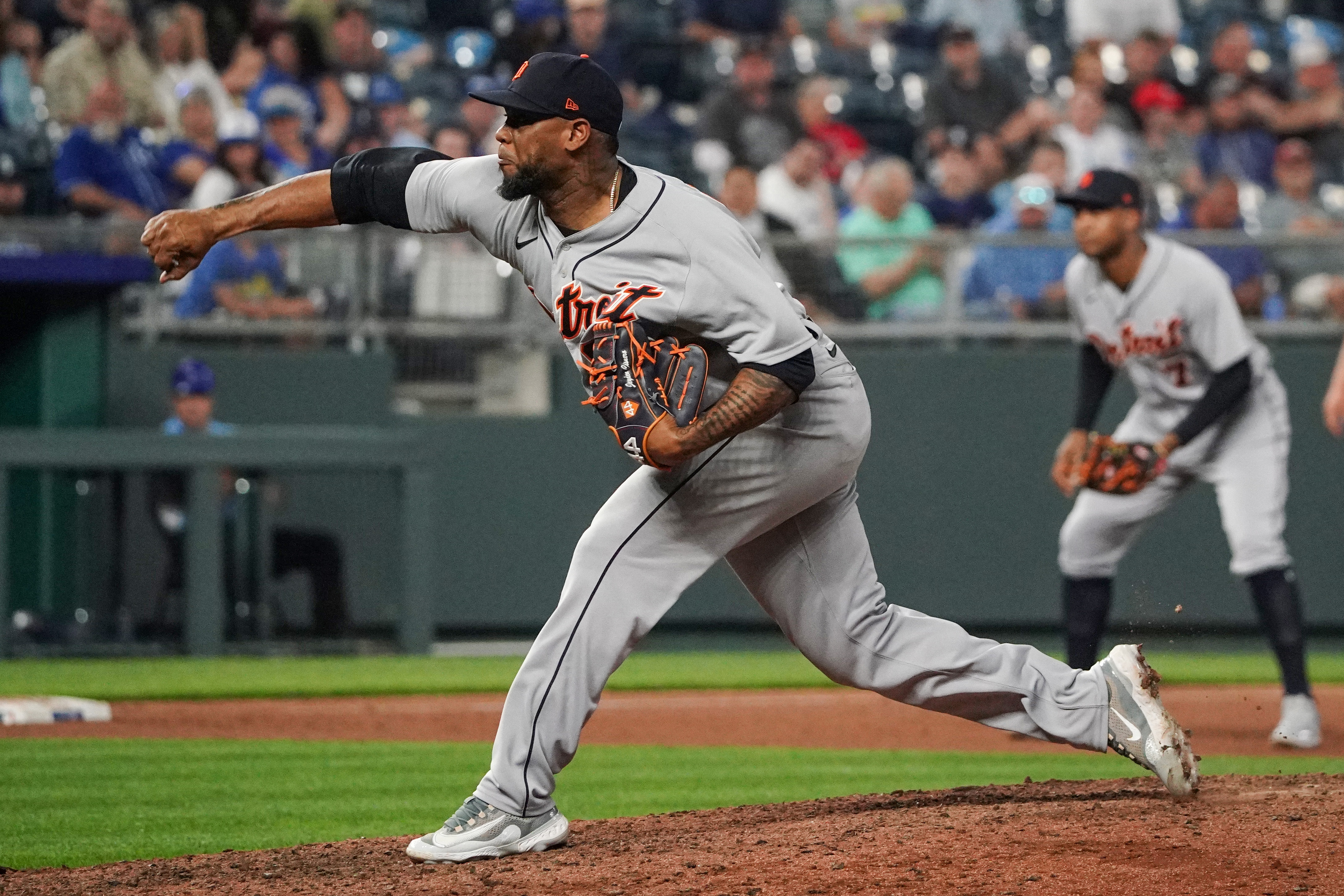 Javier Baez's 10th-inning double lifts Tigers over Royals