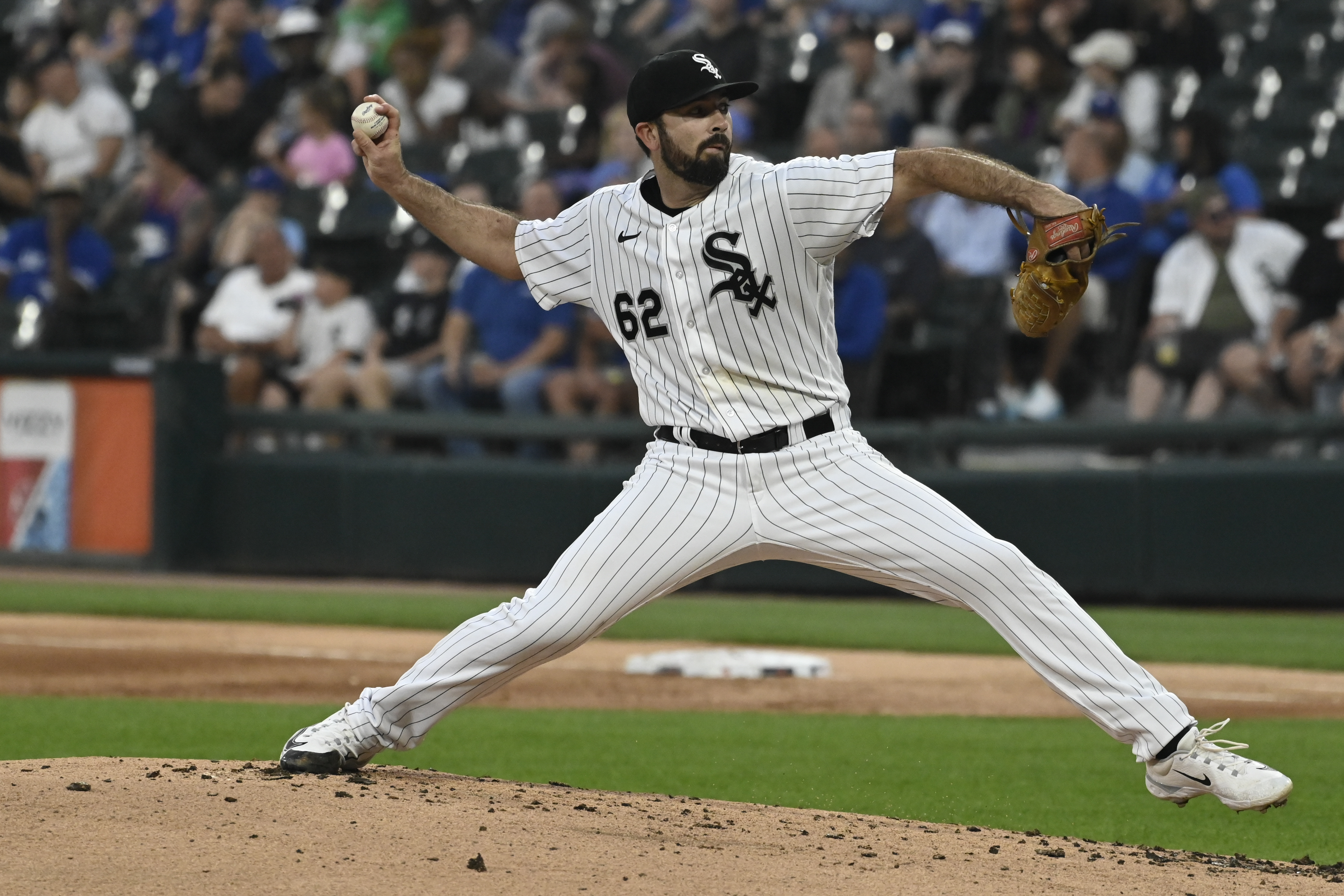 Jays edge White Sox to sweep twin bill, series