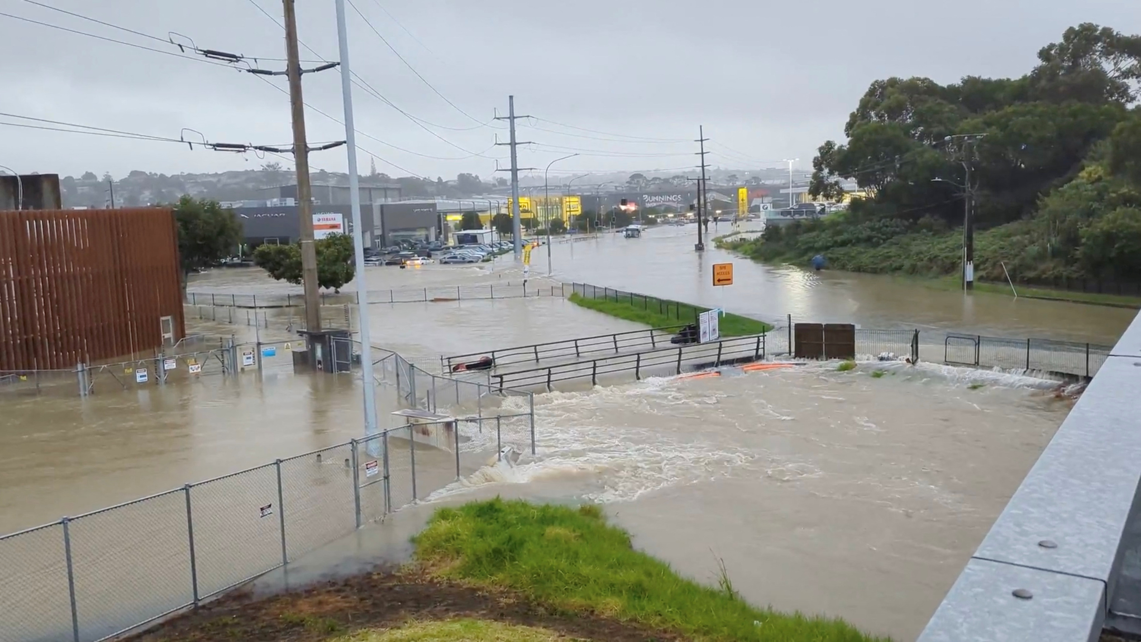 Heavy rain causes flooding in Auckland