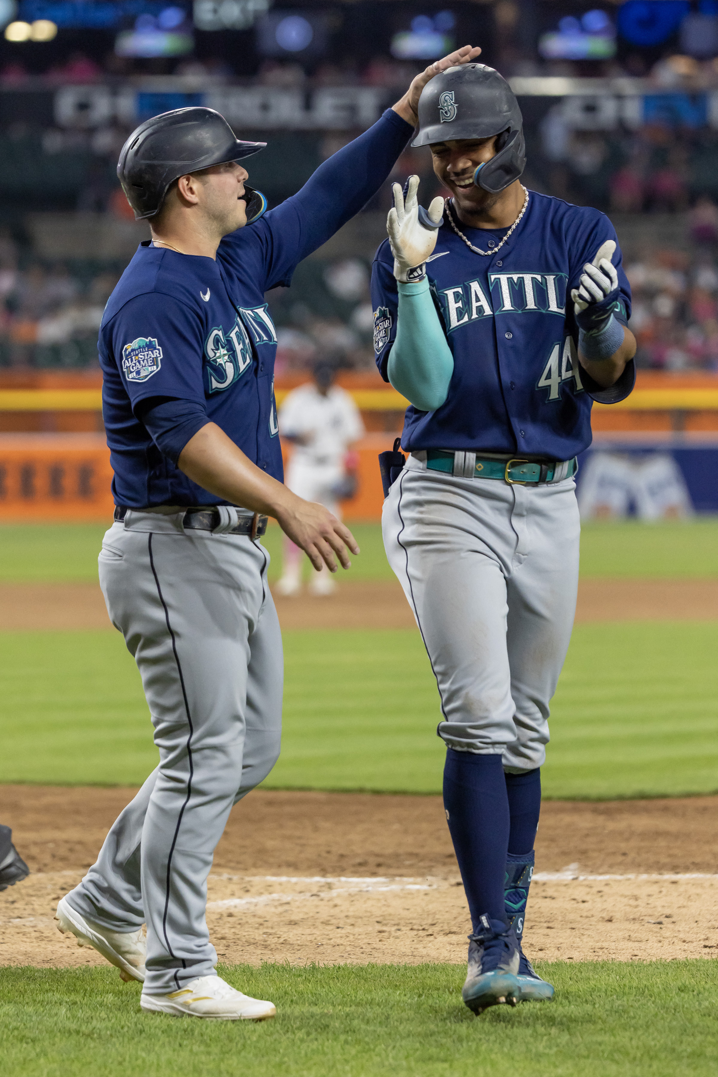 Mariners tame Tigers to open series