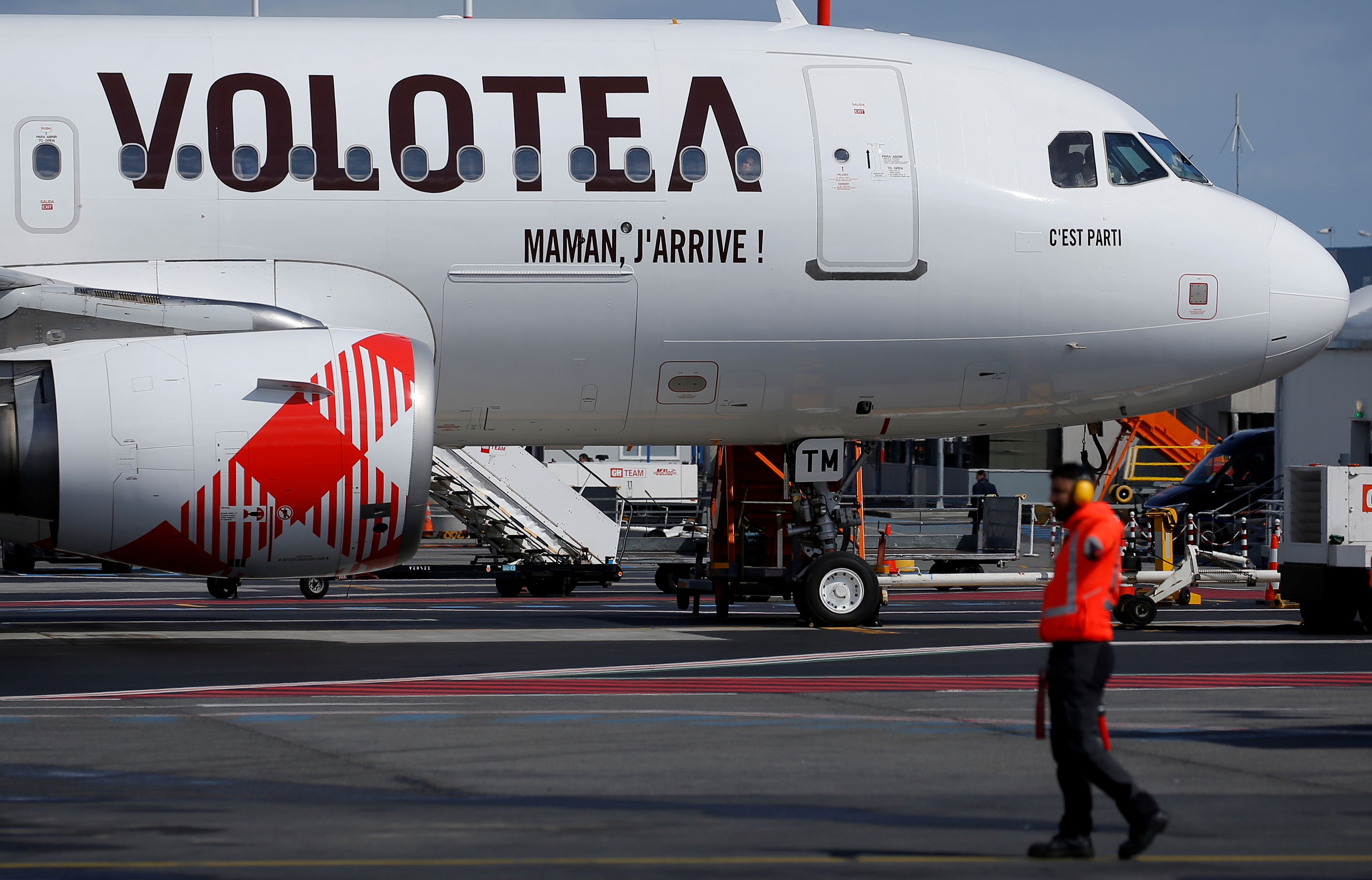 Se ve un Airbus A319 de Volotea Airlines en el aeropuerto de Nantes-Atlantique en Poguenais, cerca de Nantes.