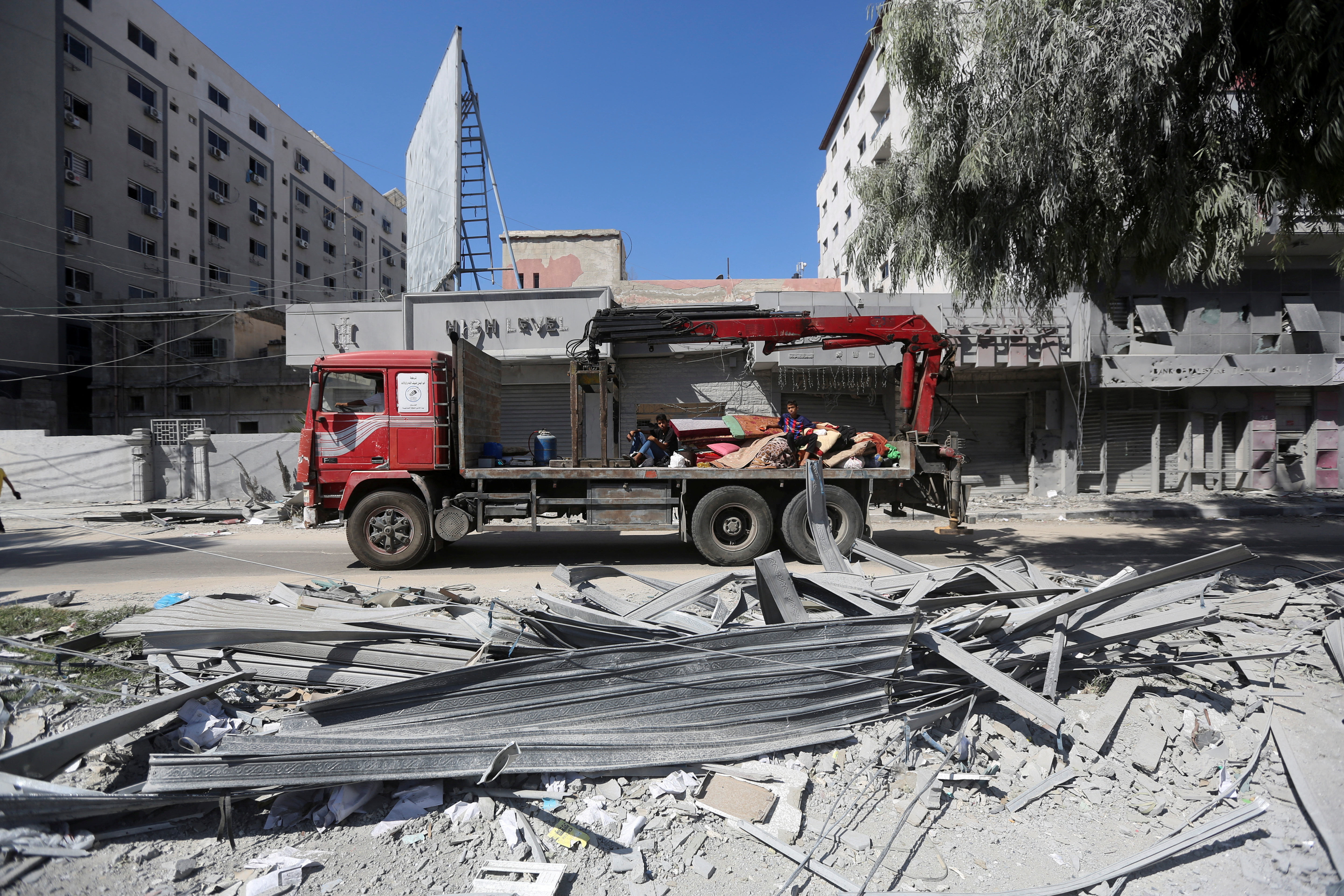 Palestinezët ikin nga shtëpitë e tyre duke u nisur drejt pjesës jugore të Rripit të Gazës