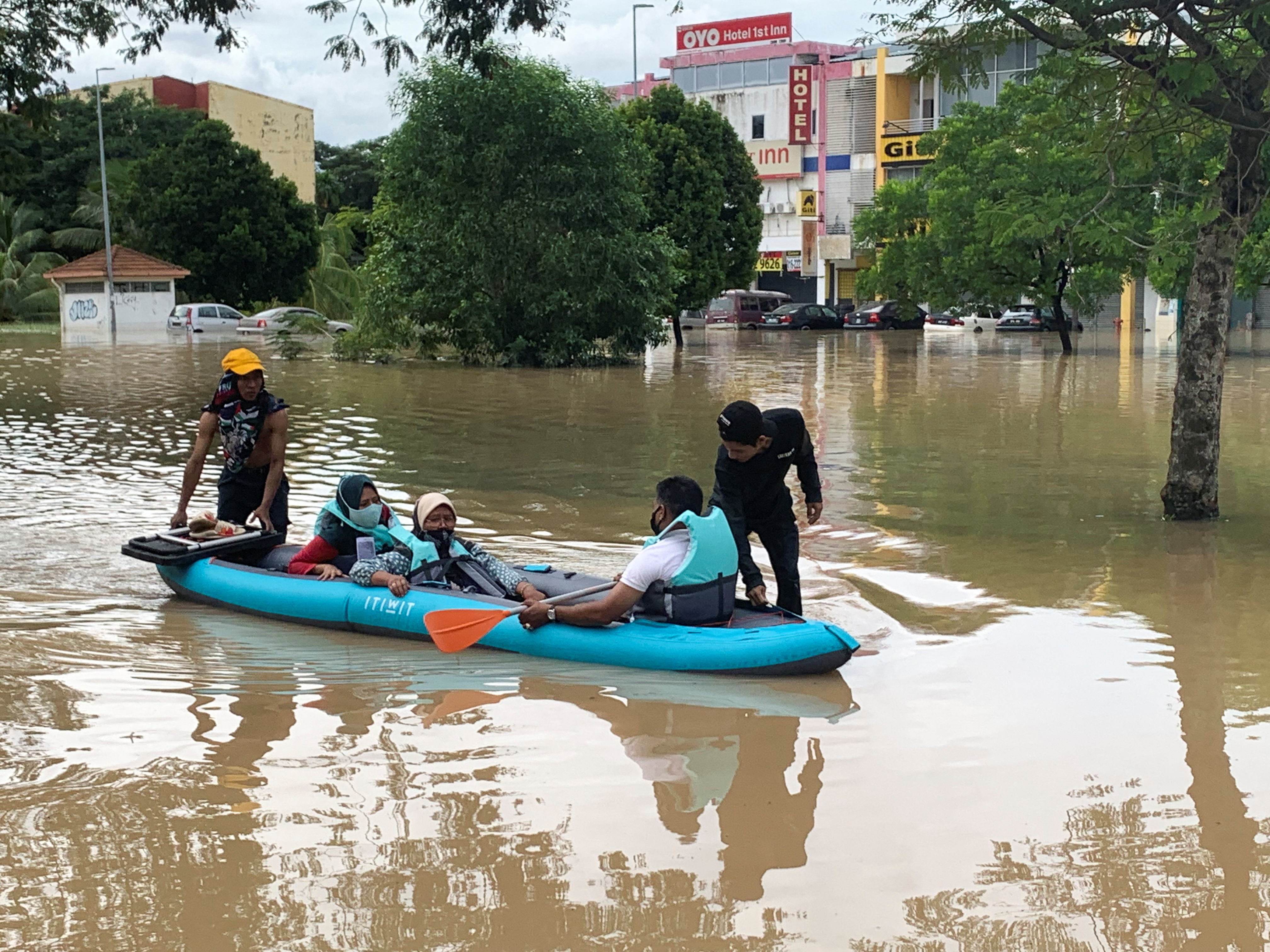 Malaysian emergency services, volunteers rescue 21,000 people from flooding