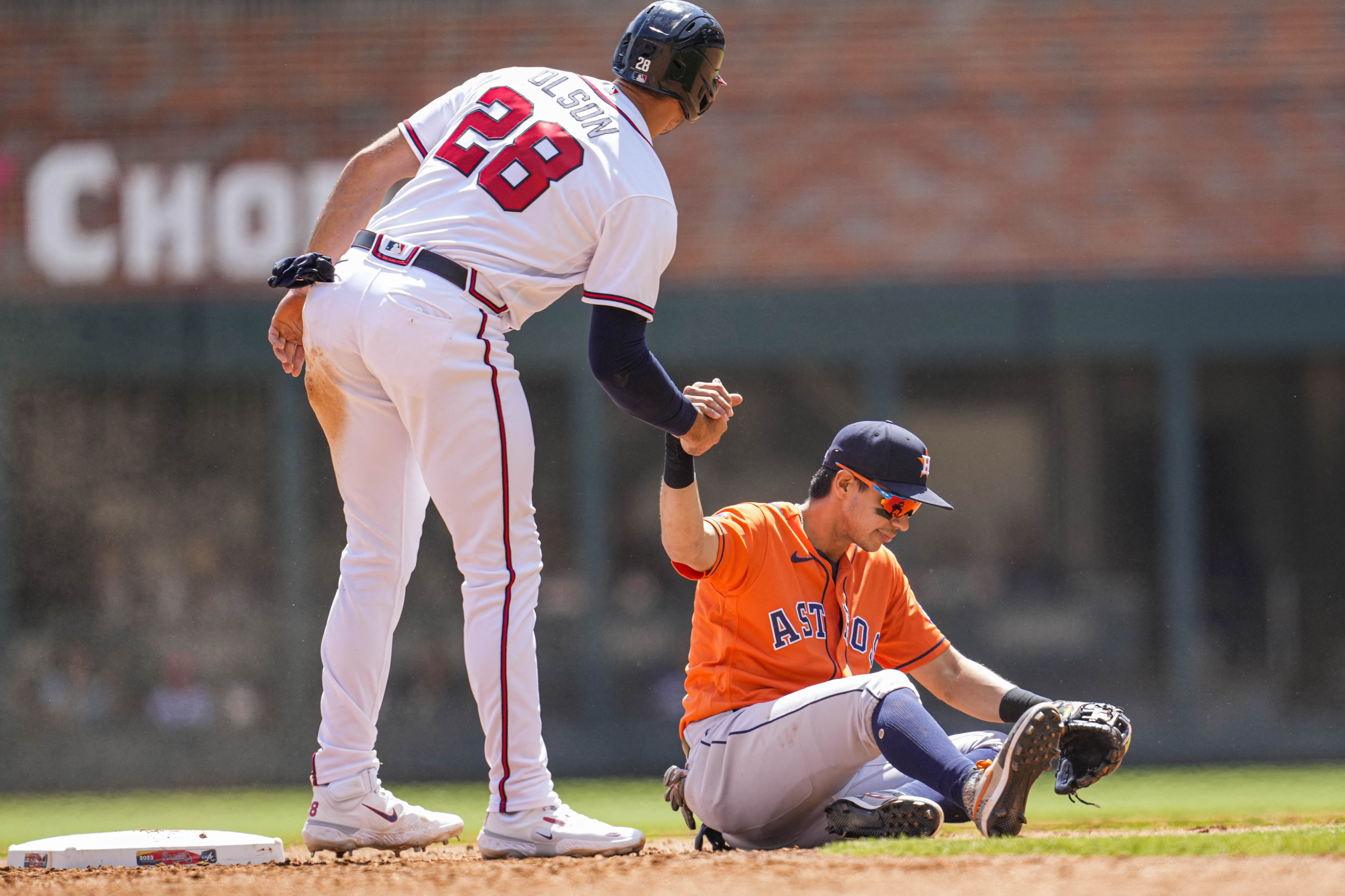 Yordan Alvarez helps Astros complete sweep of Braves