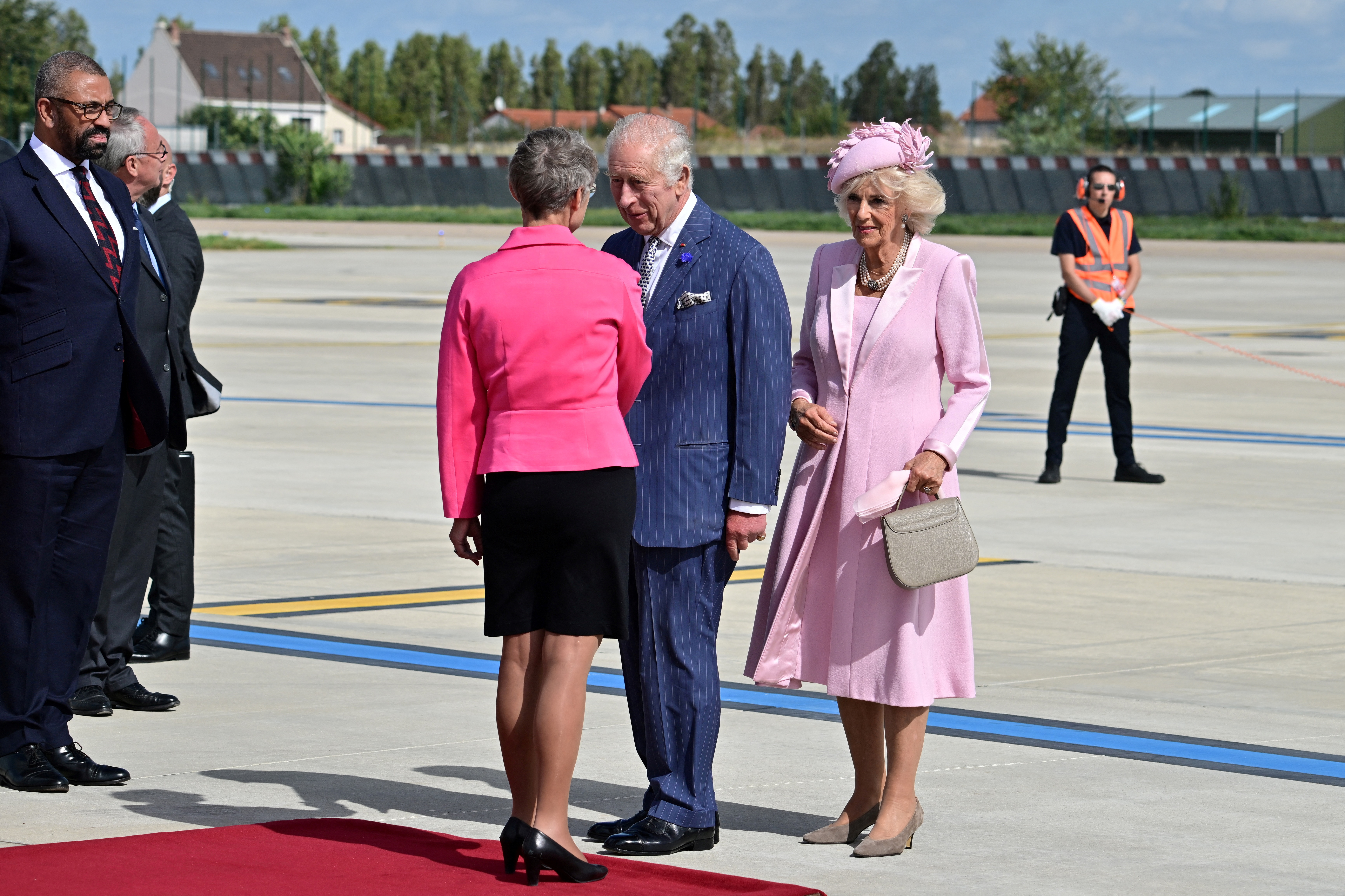 King Charles presented President Emmanuel Macron with the Oxford edition of  Voltaire's Lettres sur les Anglais (Letters on the English) during the  royal state visit to France last week. – India Education