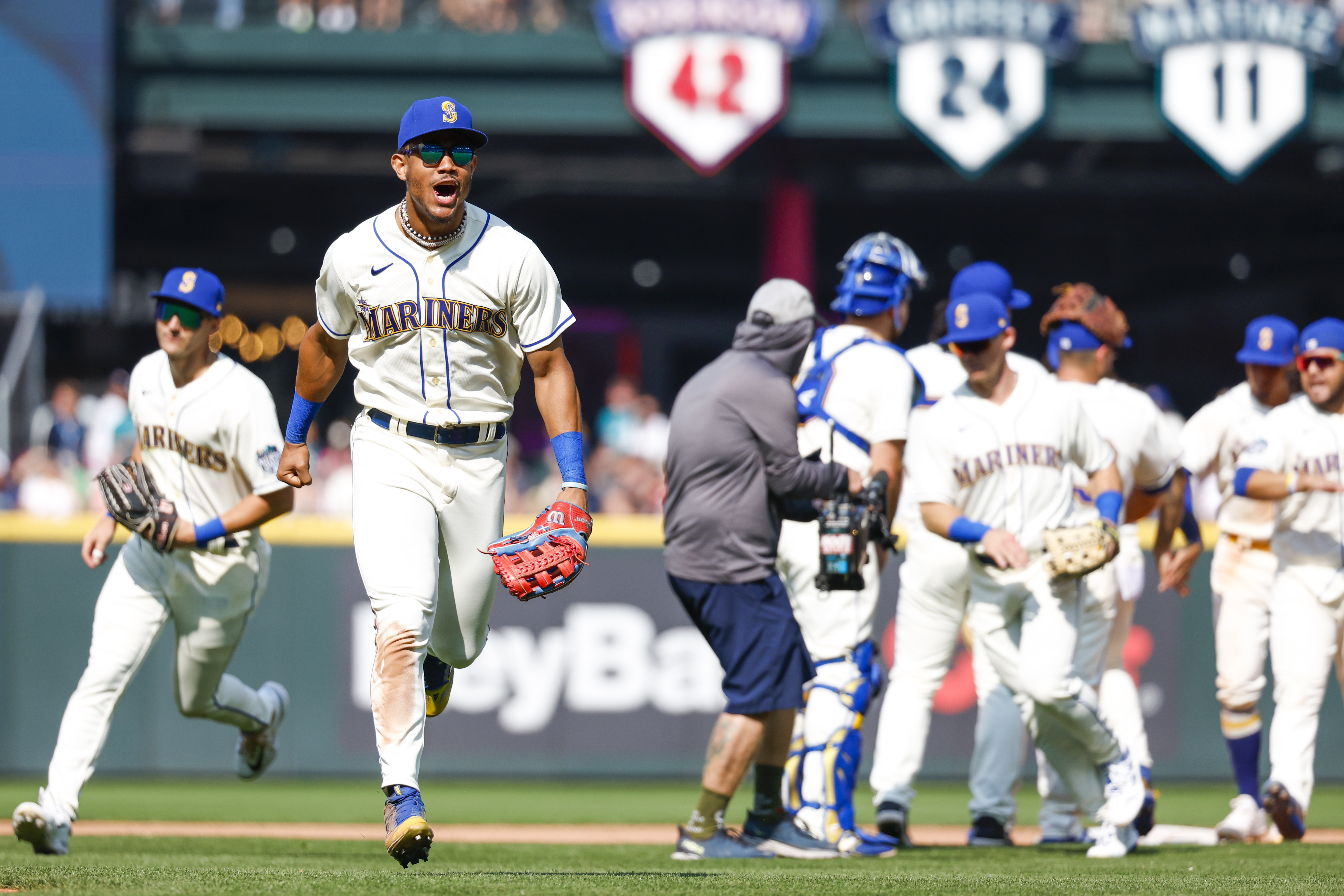 Mariners remain hot, dispatch Royals