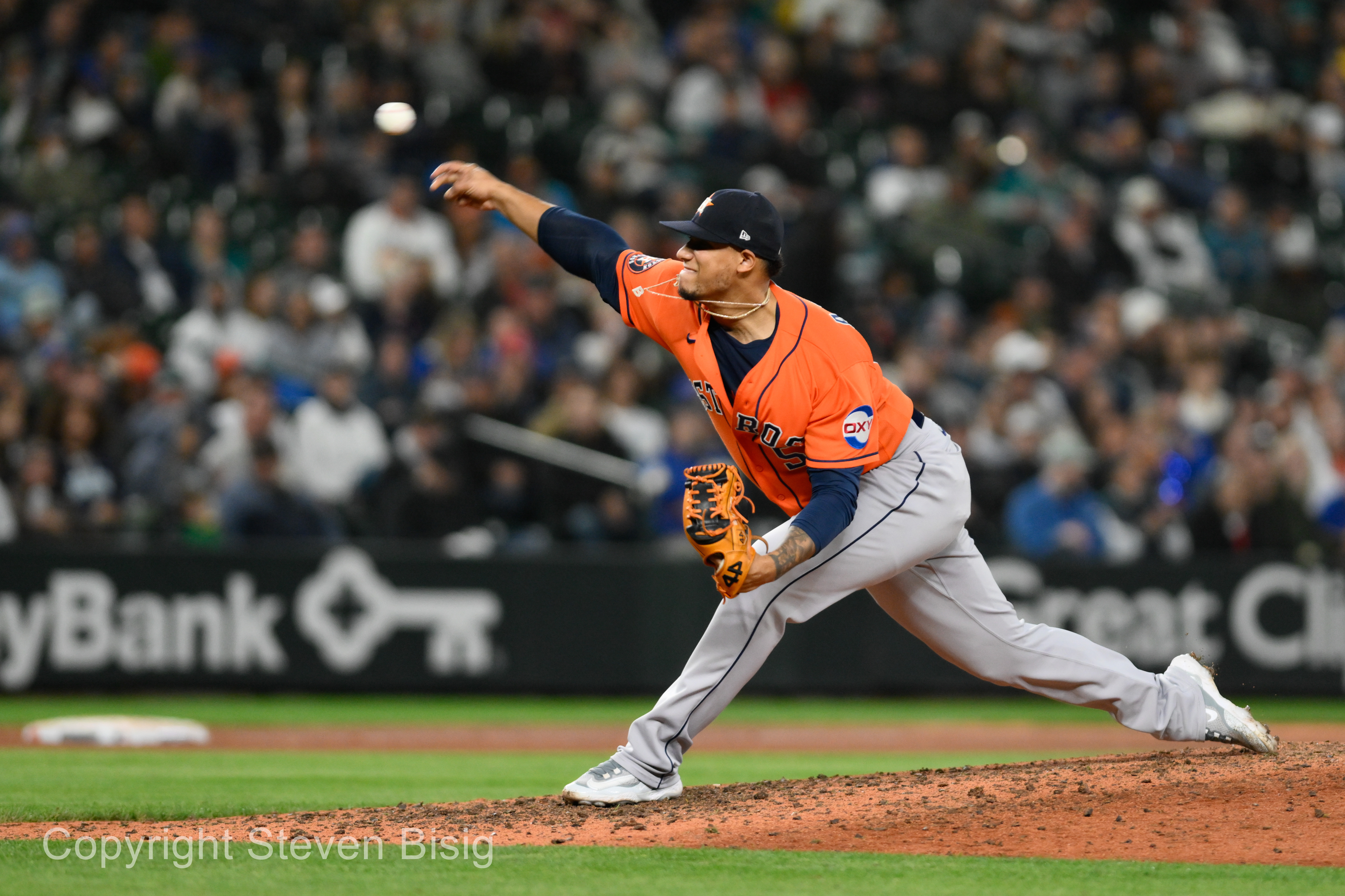 Astros belt 3 homers in key win over Mariners