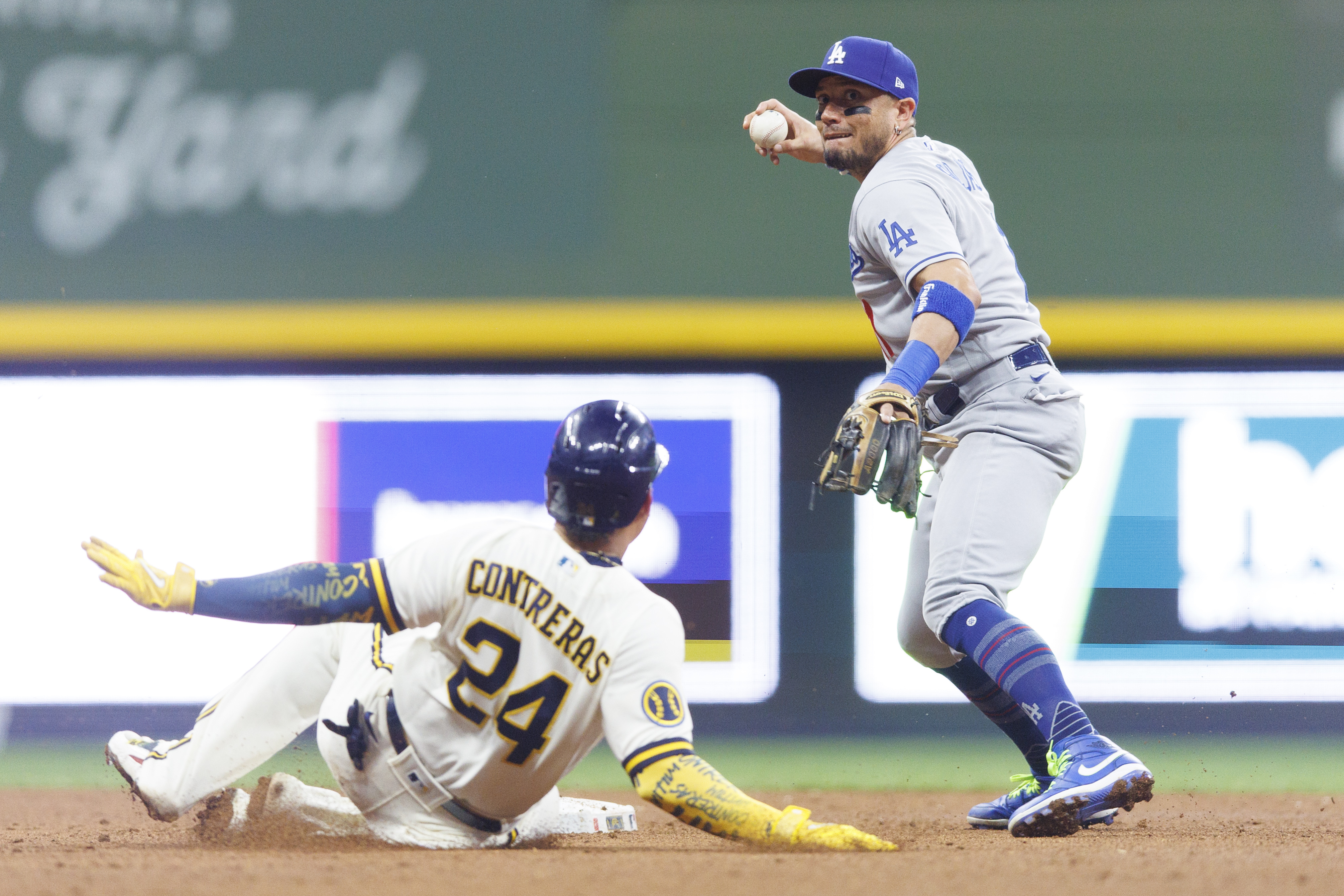 Brewers cool off red-hot Dodgers to open series