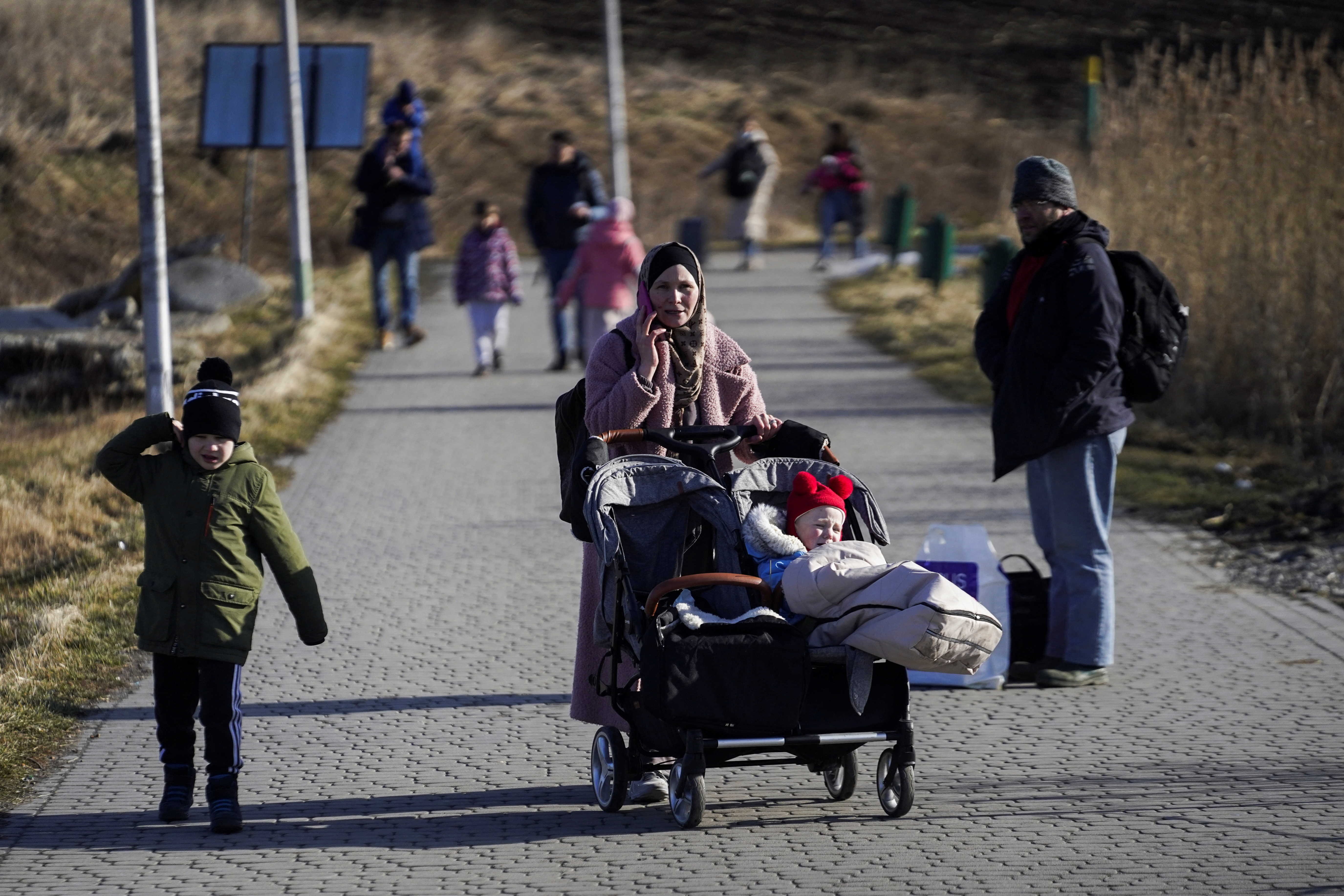 Una familia llega al cruce fronterizo polaco después de huir de la violencia en Ucrania, en Medyka, Polonia, el 24 de febrero de 2022. REUTERS/Bryan Woolston