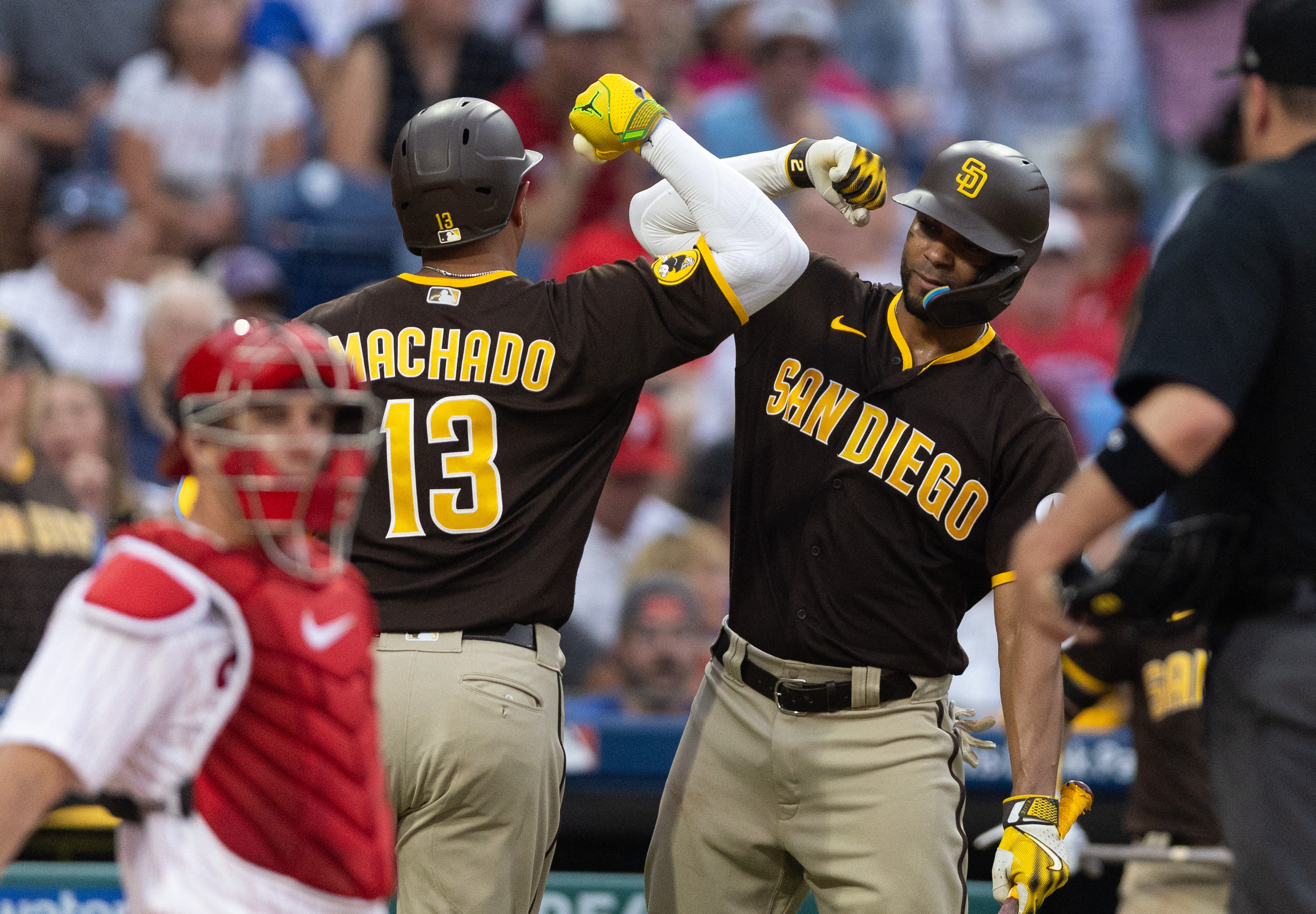 Padres sock four homers, roll past Phillies