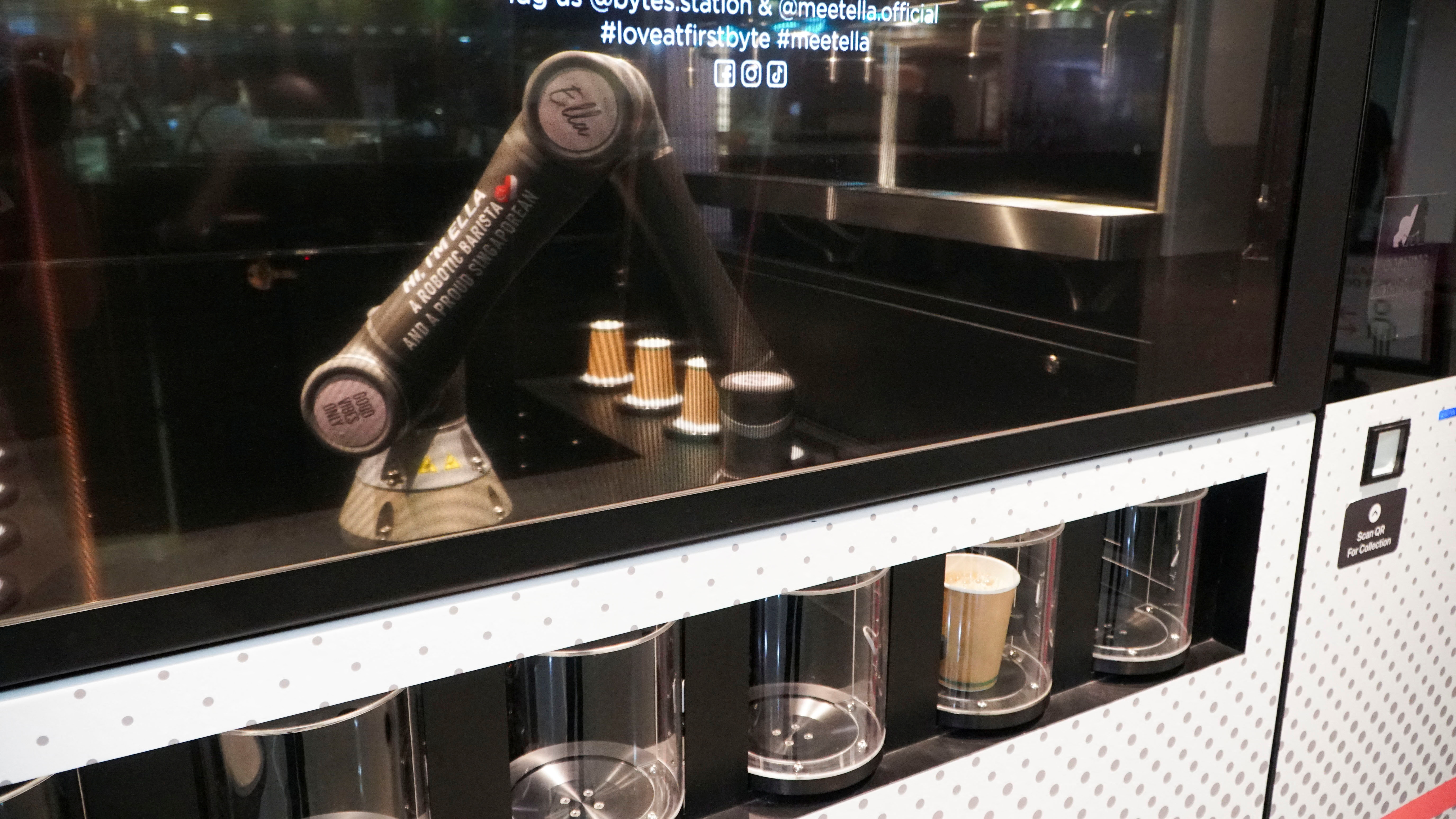 Робот-бариста «Элла», разработанный Crown Digital, самостоятельно готовит кофе после получения заказов в Сингапуре.