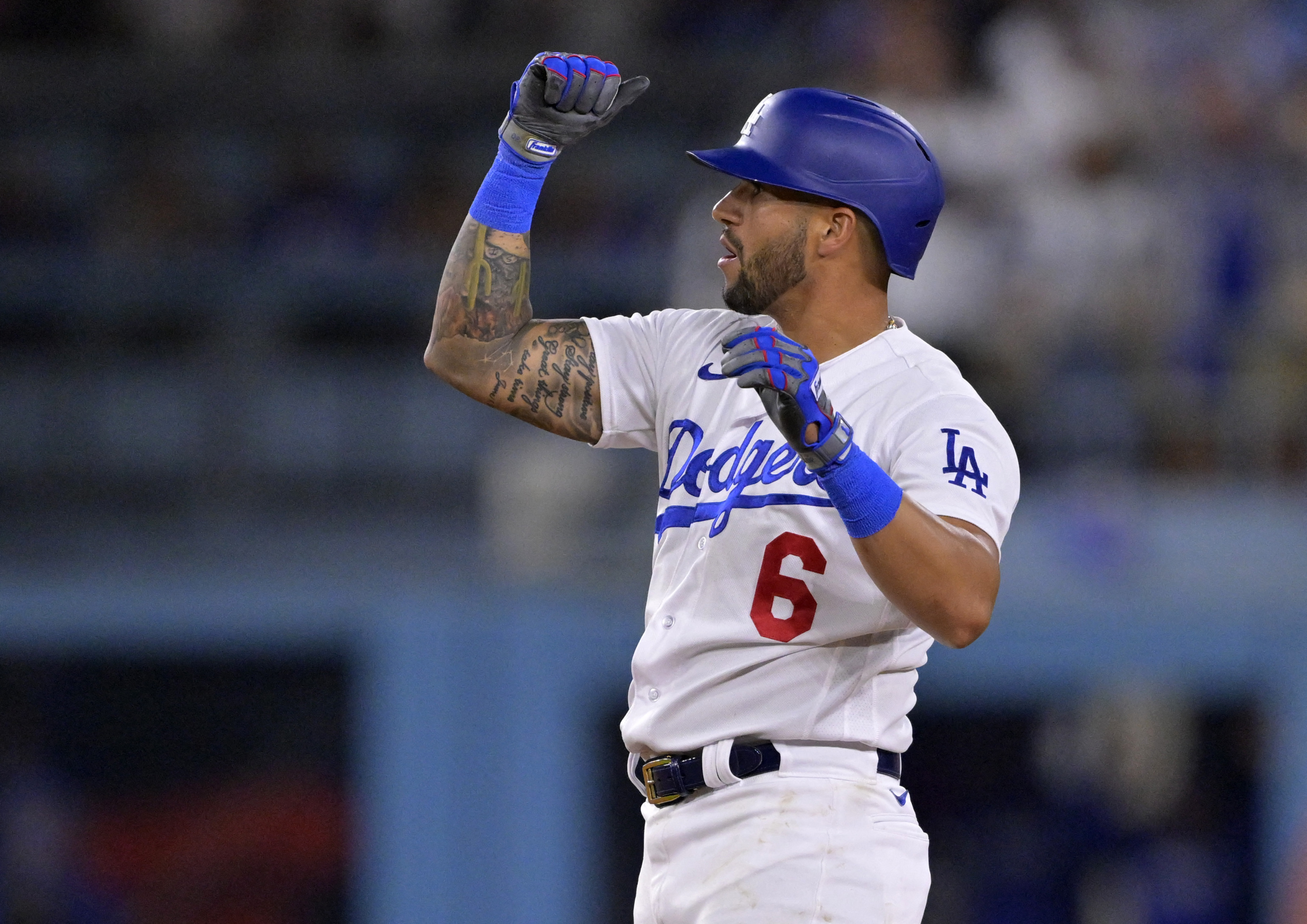 Dodgers use four-run sixth to tame Rockies, 6-1