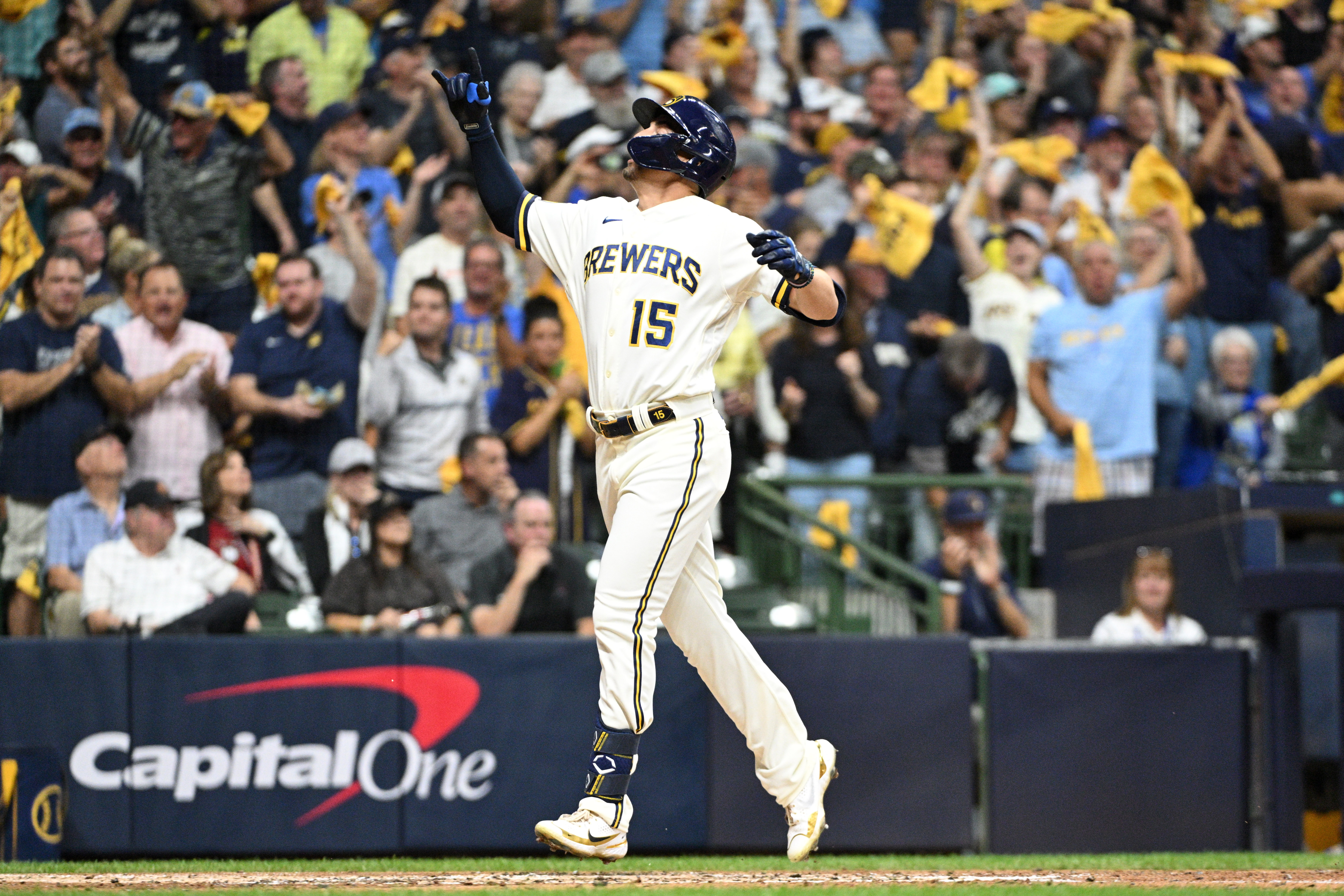 Early homers send D-backs to Game 1 win over Brewers