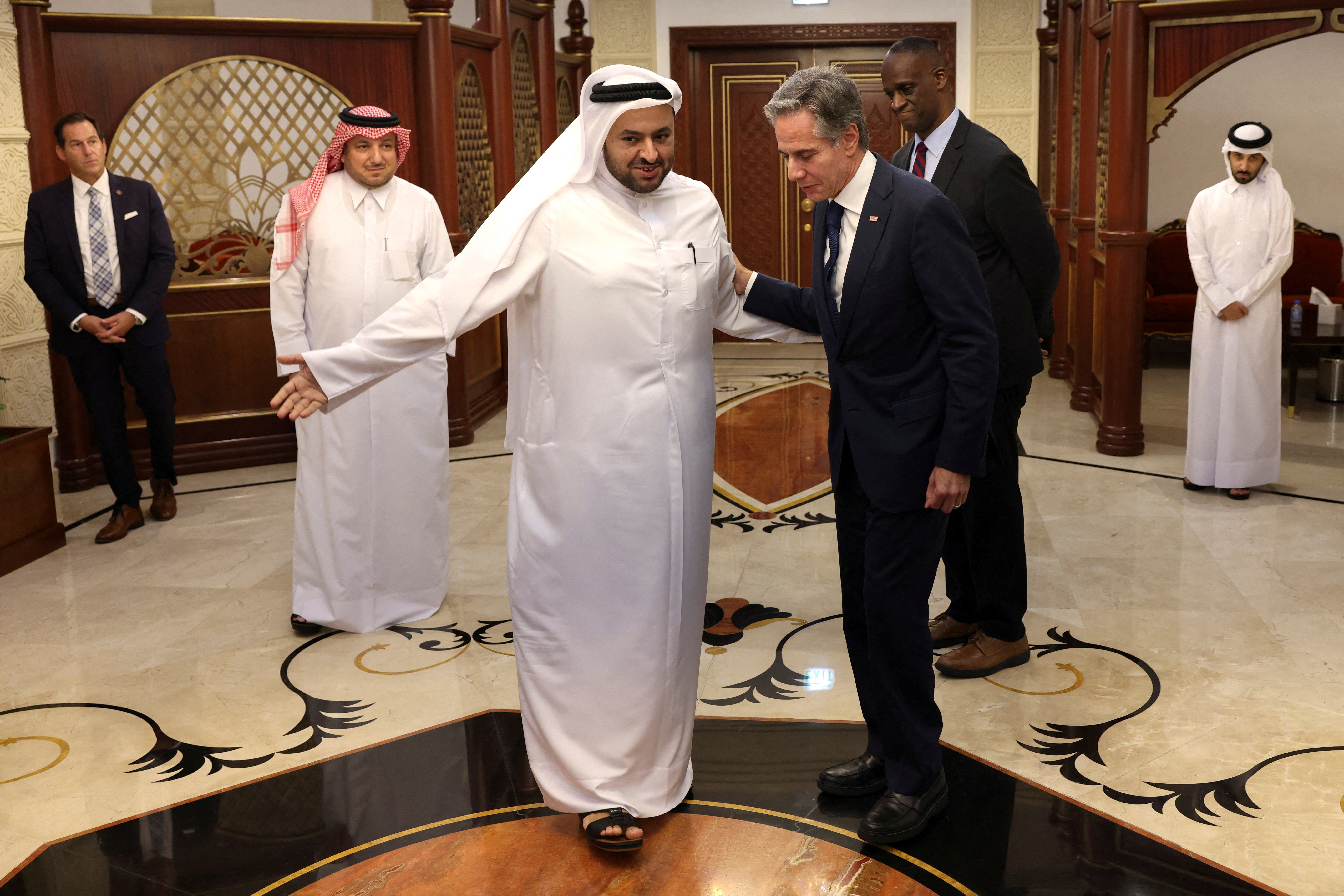 FOTO DO ARQUIVO: O secretário de Estado dos EUA, Antony Blinken, recebe o ministro das Relações Exteriores do Catar, Dr. Mohammed bin Abdulaziz Al-Khulaifi, em Doha, Catar, 20 de agosto de 2024. REUTERS/Kevin Mohatt