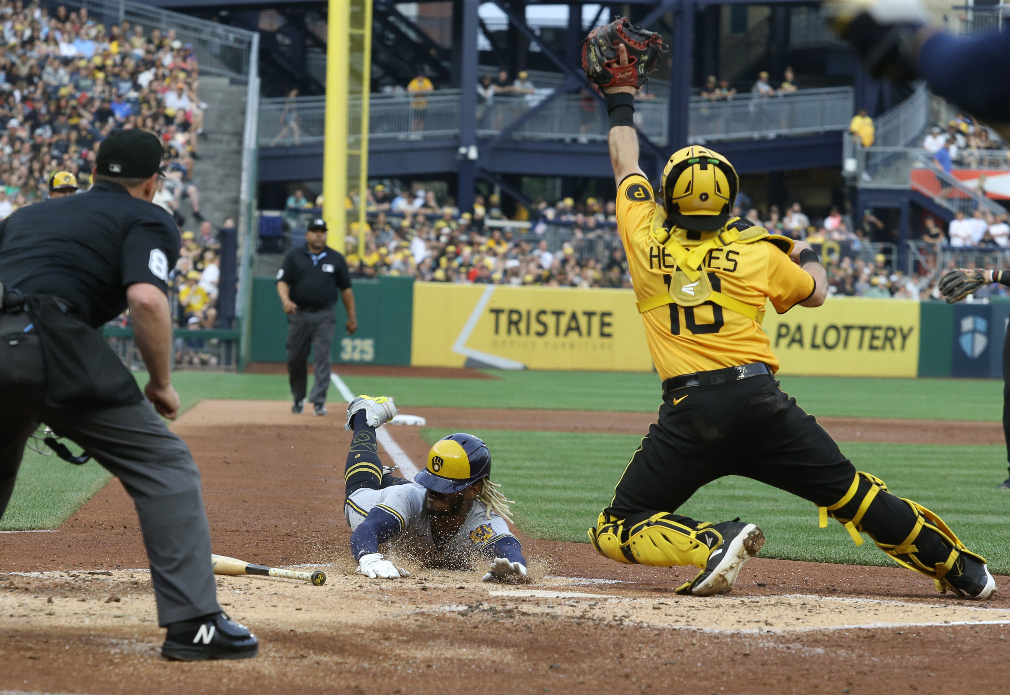 Carlos Santana's walk-off HR completes Pirates' rally past Brewers