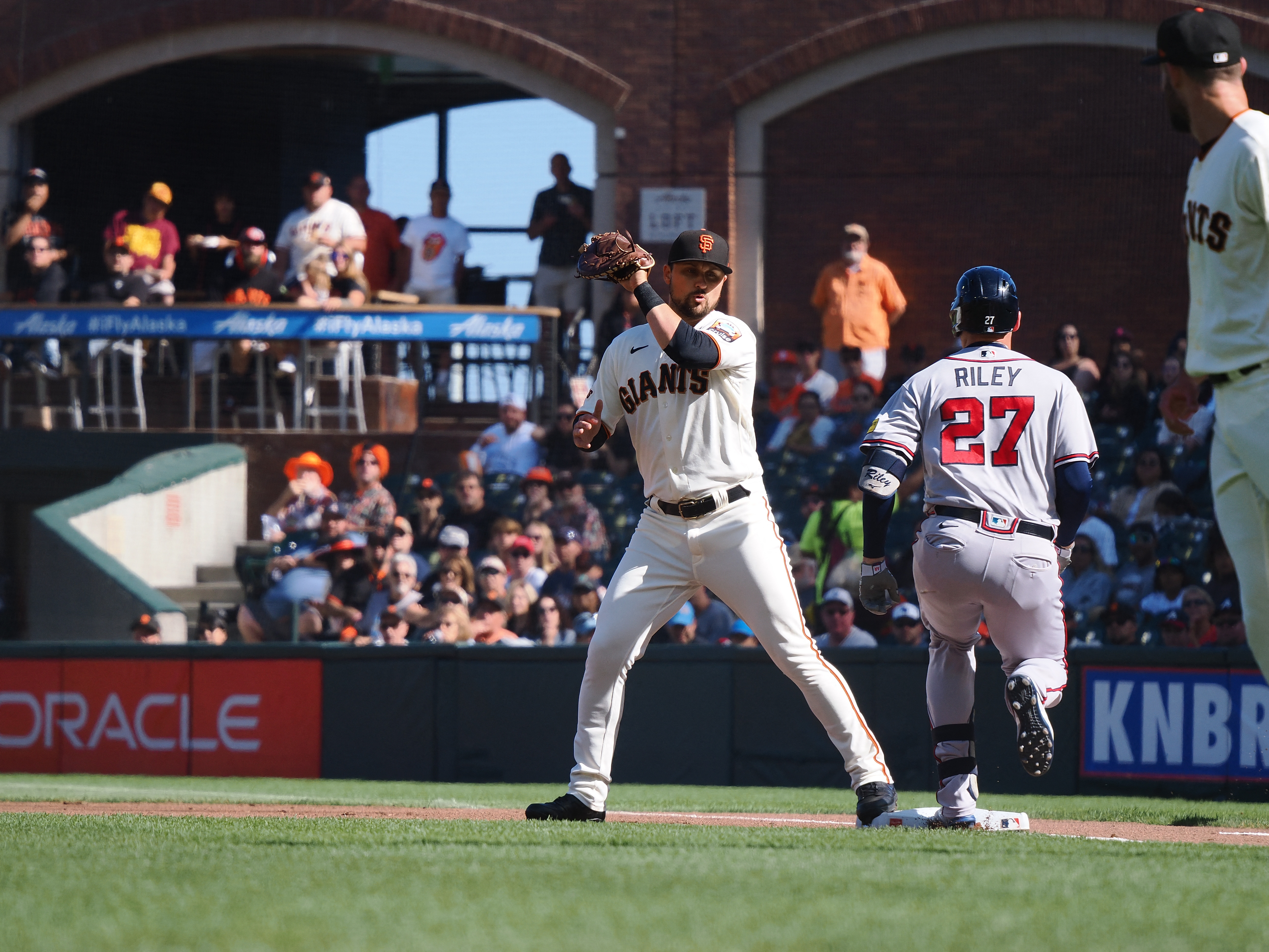 Giants stage comeback, force extra innings, avoid the sweep