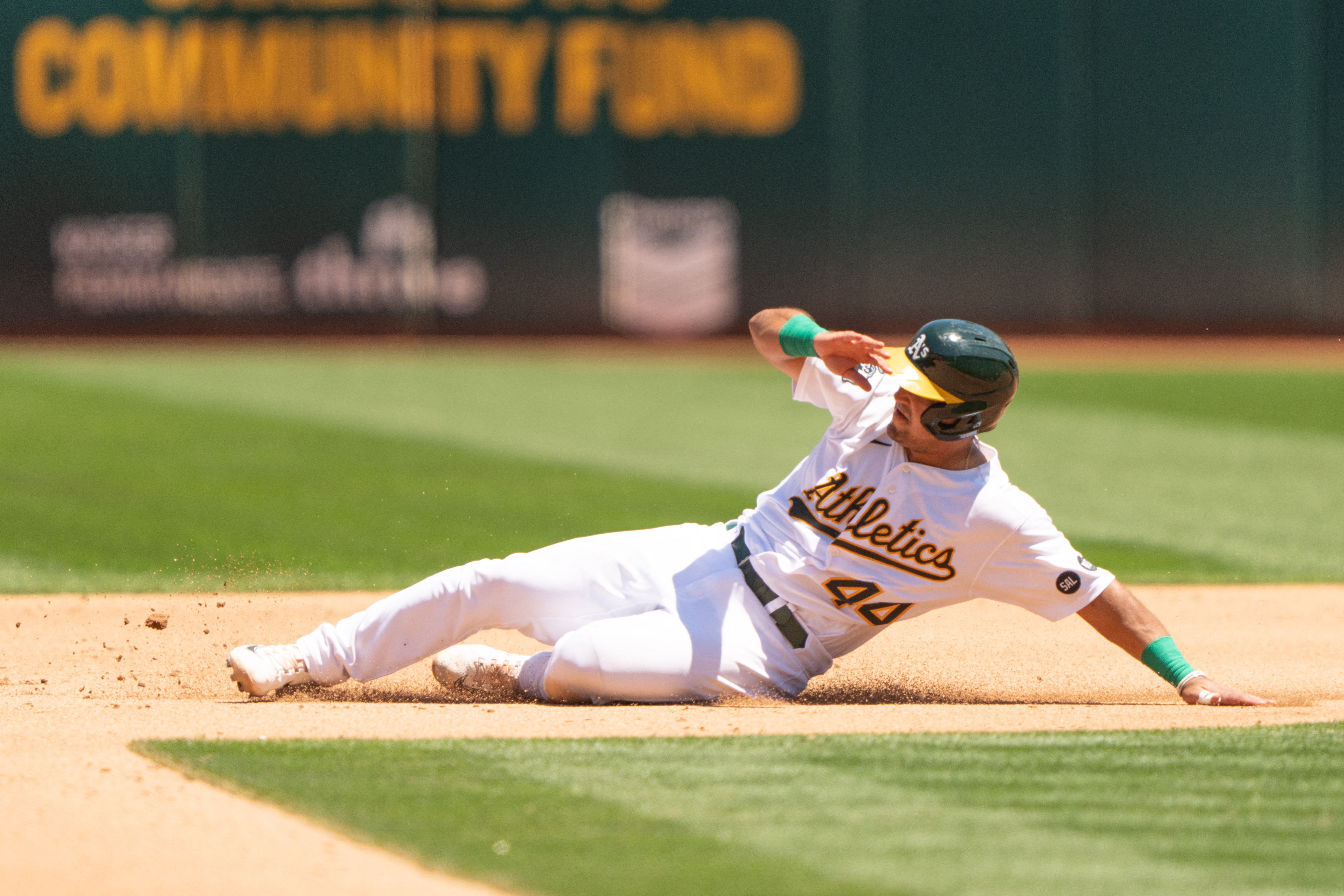 Elvis Andrus' 10th-inning error gives A's 7-6 win over White Sox