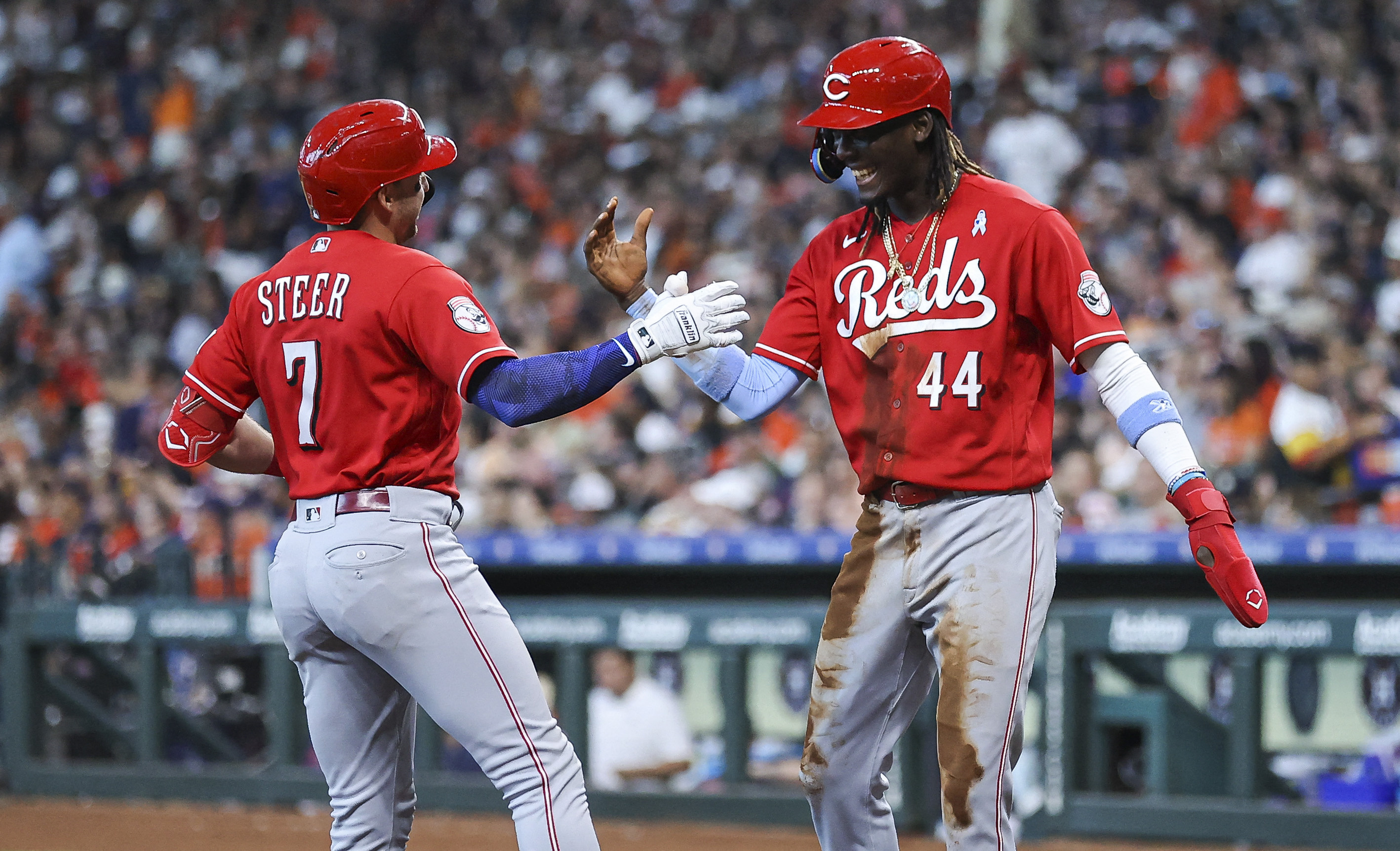 Reds look to extend win streak against reeling Padres