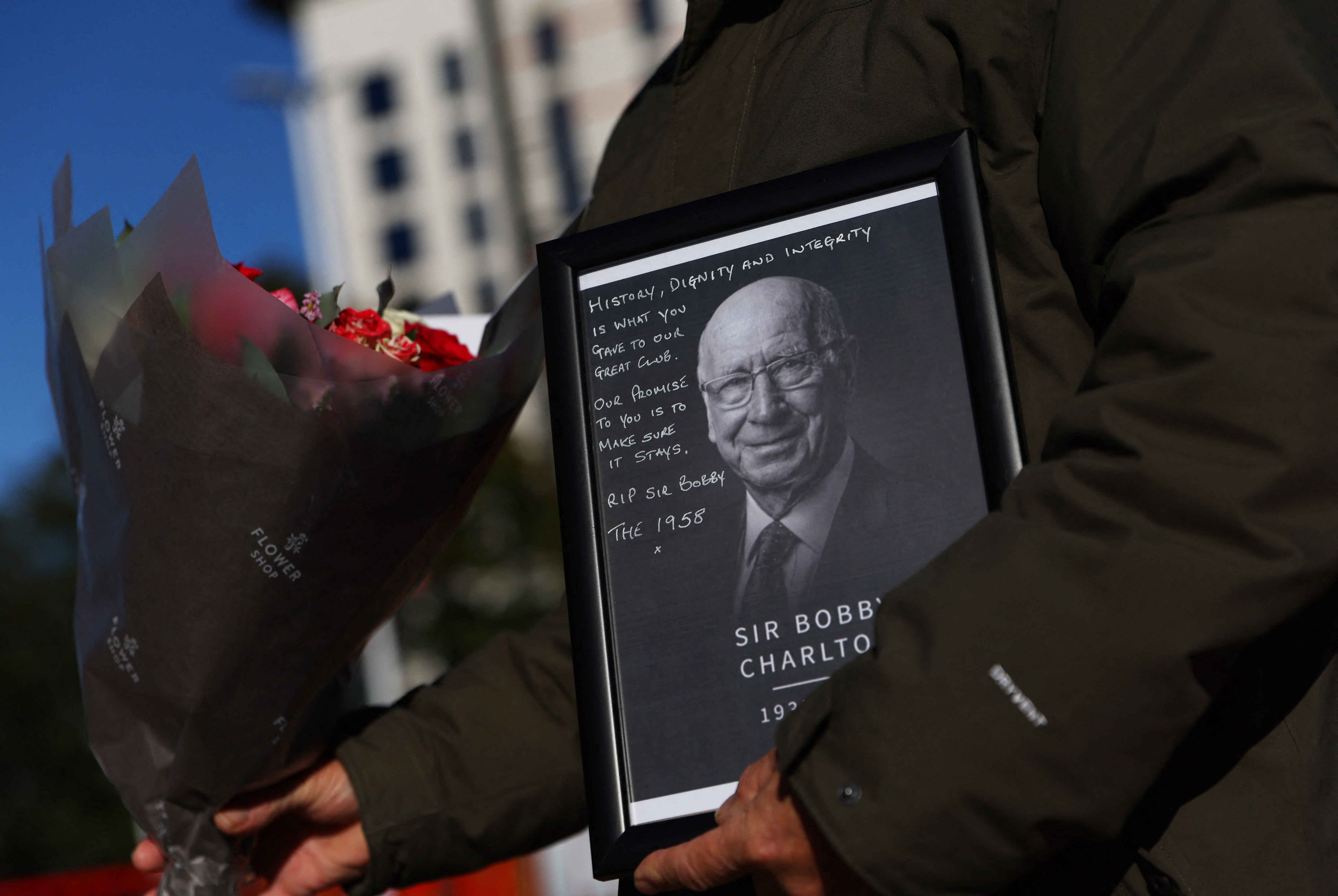 Fans pay tribute to Bobby Charlton at Old Trafford | Reuters