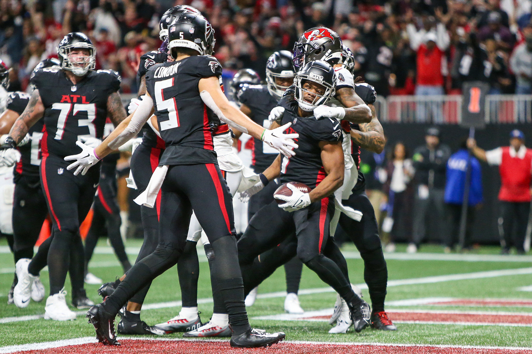 Bucs Win Back-and-forth Battle To Match Falcons In Division | Reuters