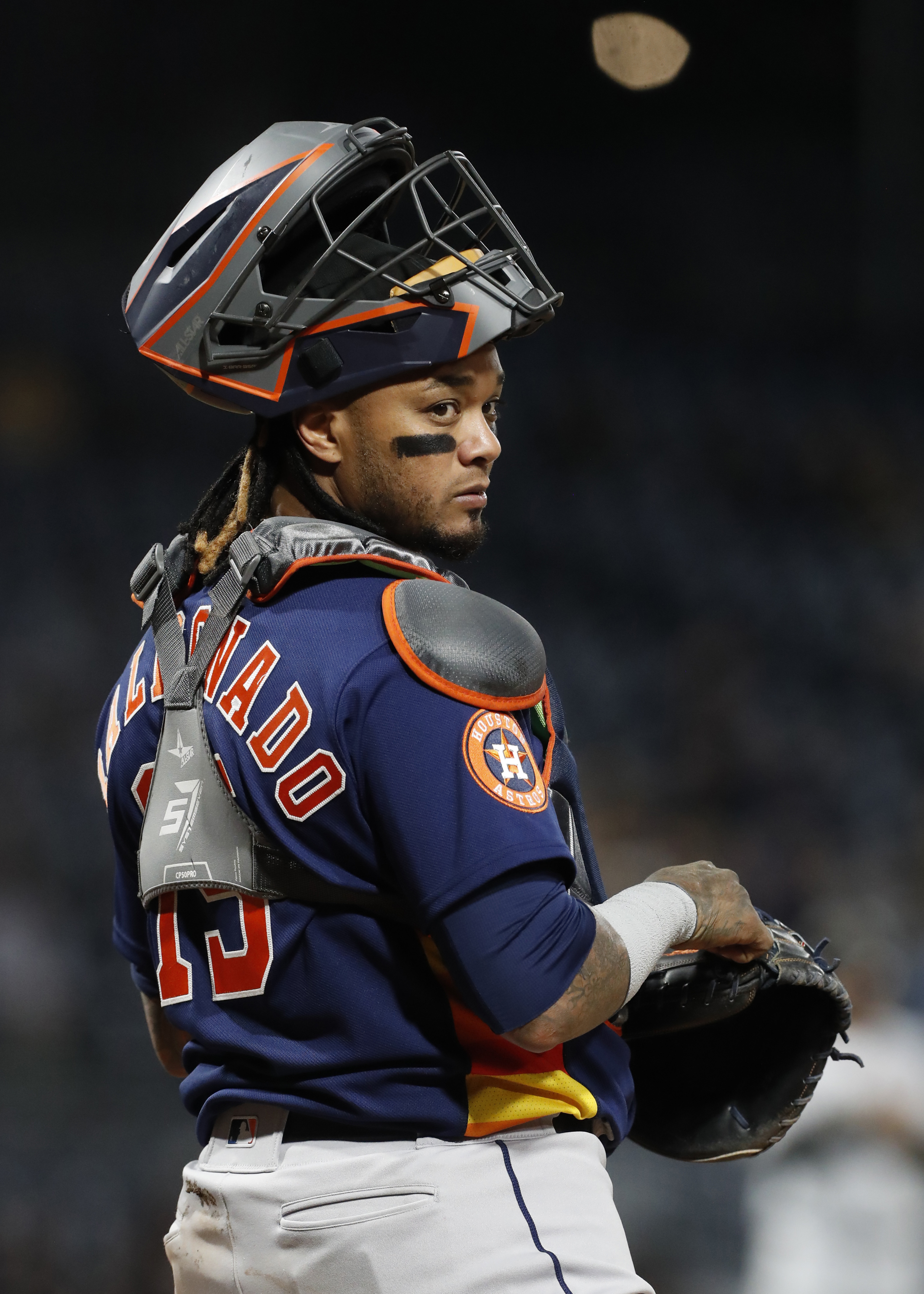 Astros pound out 13 hits, hammer Pirates 8-2