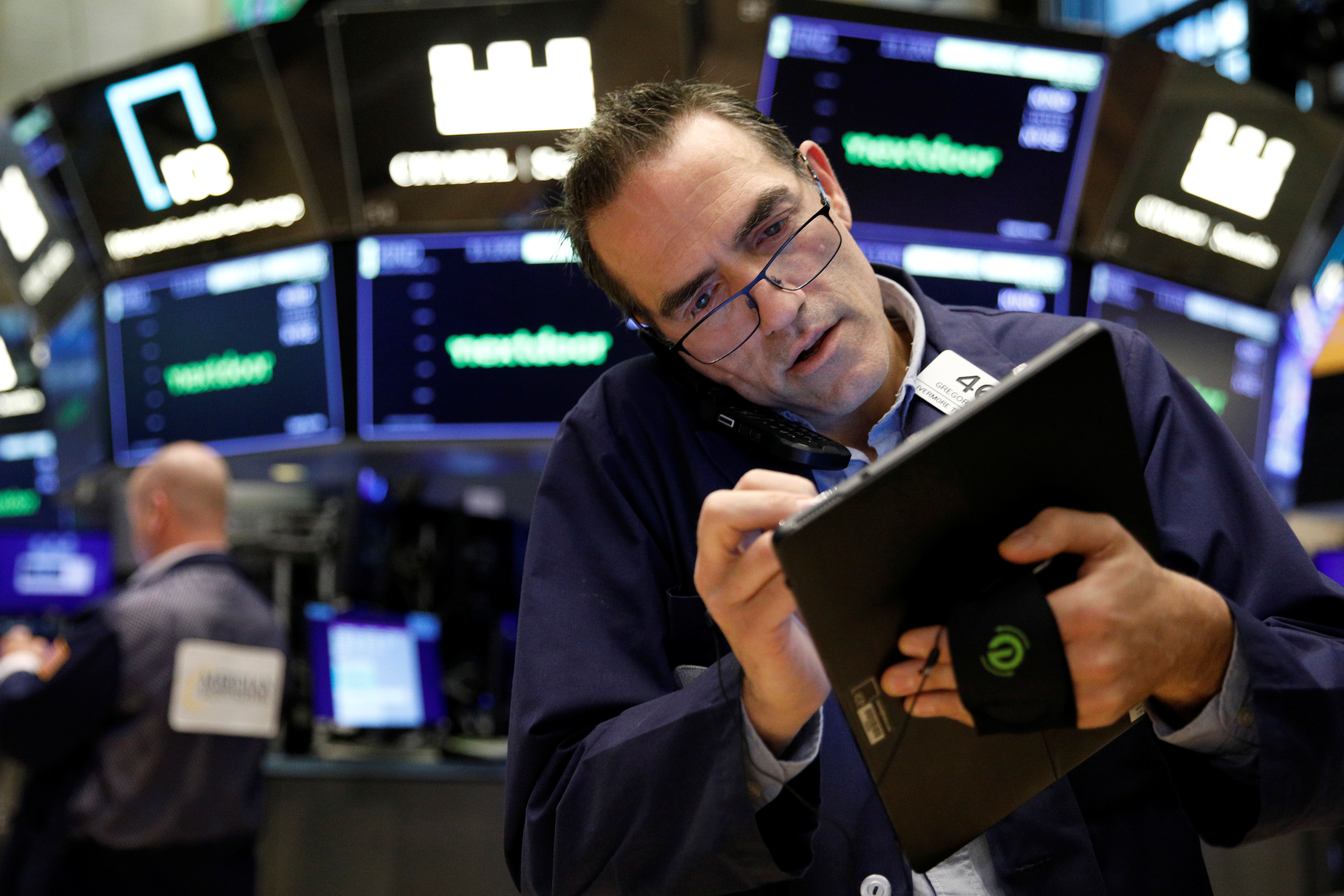 Traders work on the floor of the New York Stock Exchange (NYSE) in New York City, U.S., November 8, 2021.  REUTERS/Brendan McDermid