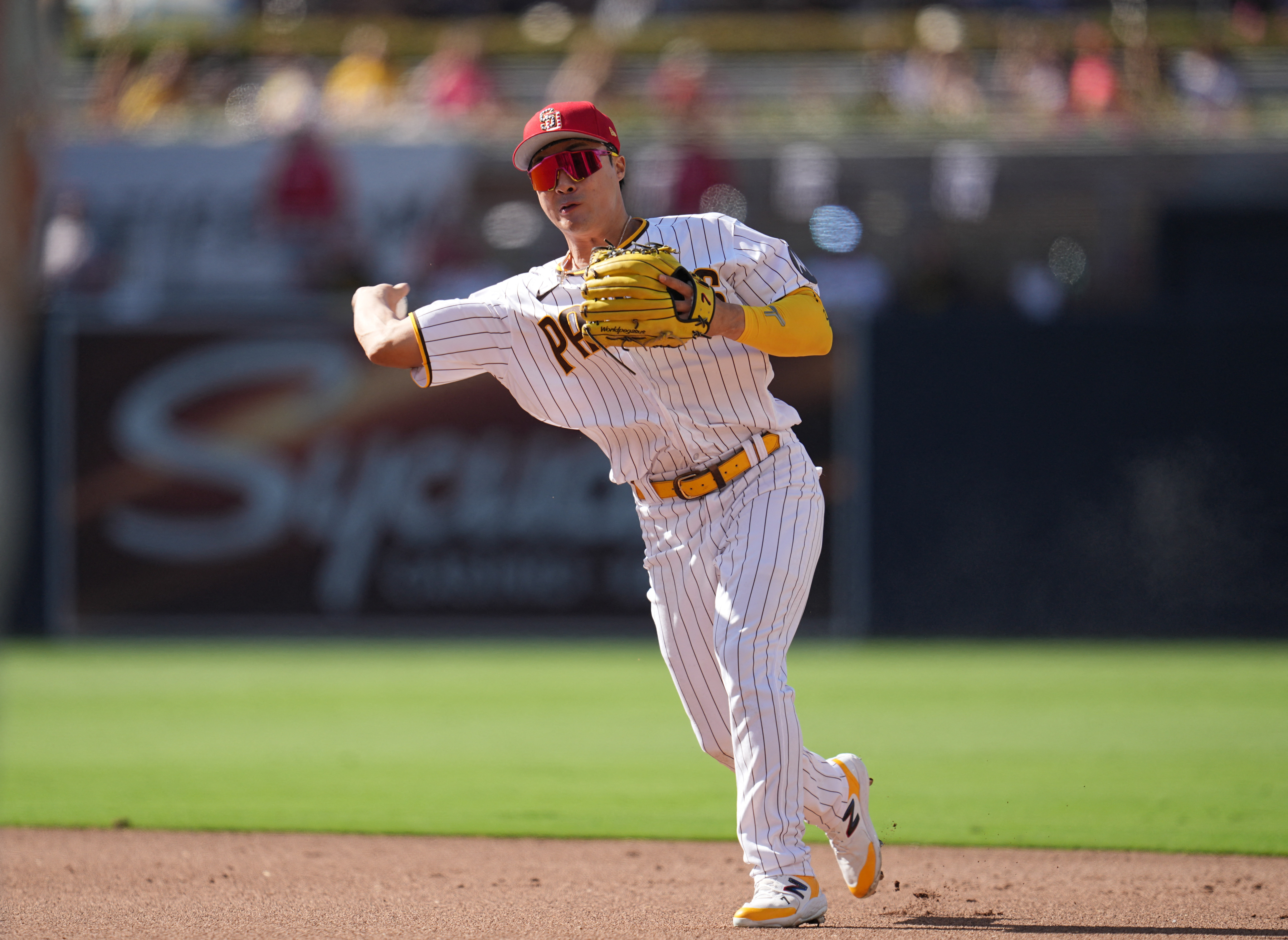 Padres hold off banged-up Angels