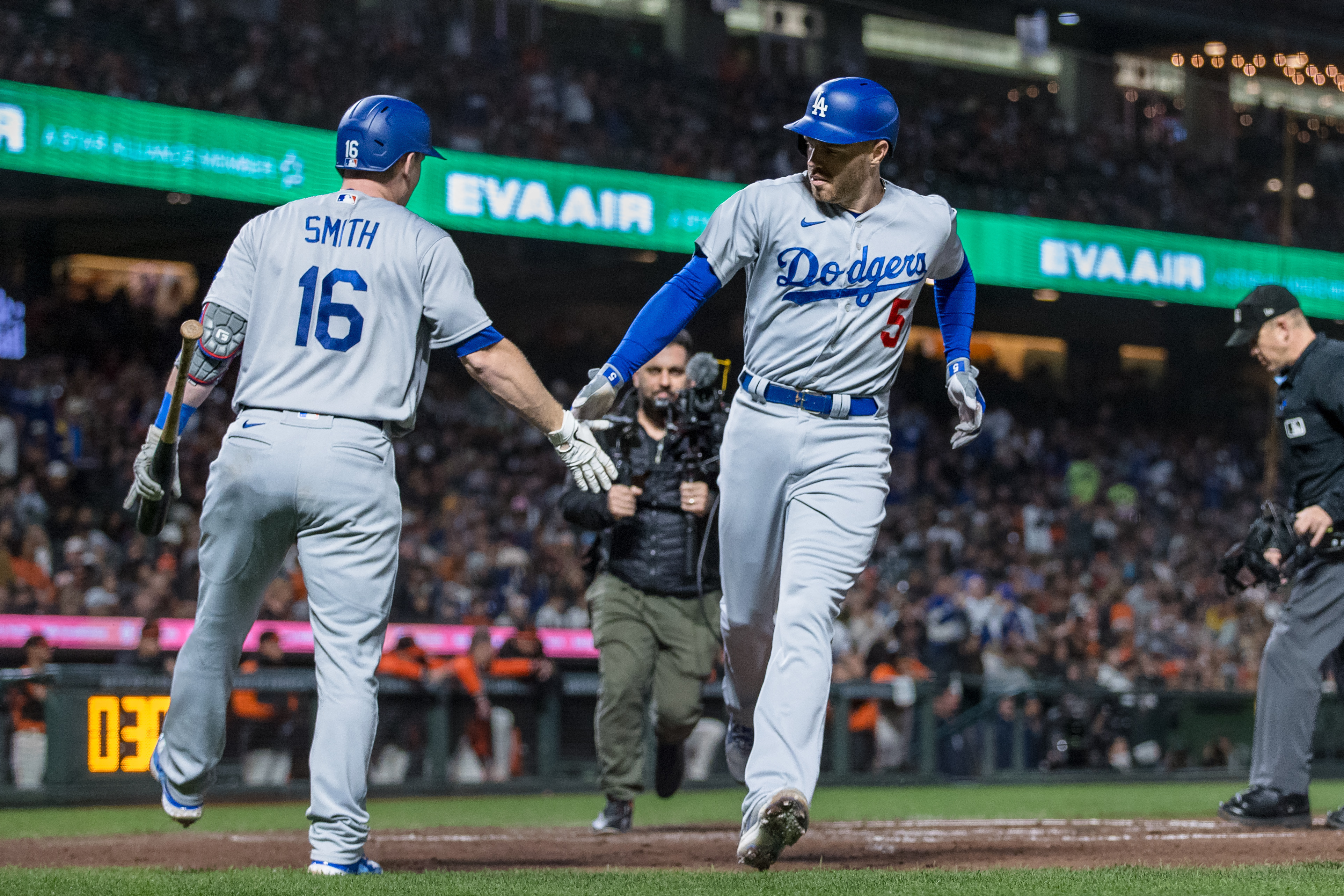 Dodgers spoil debut of interim Giants manager