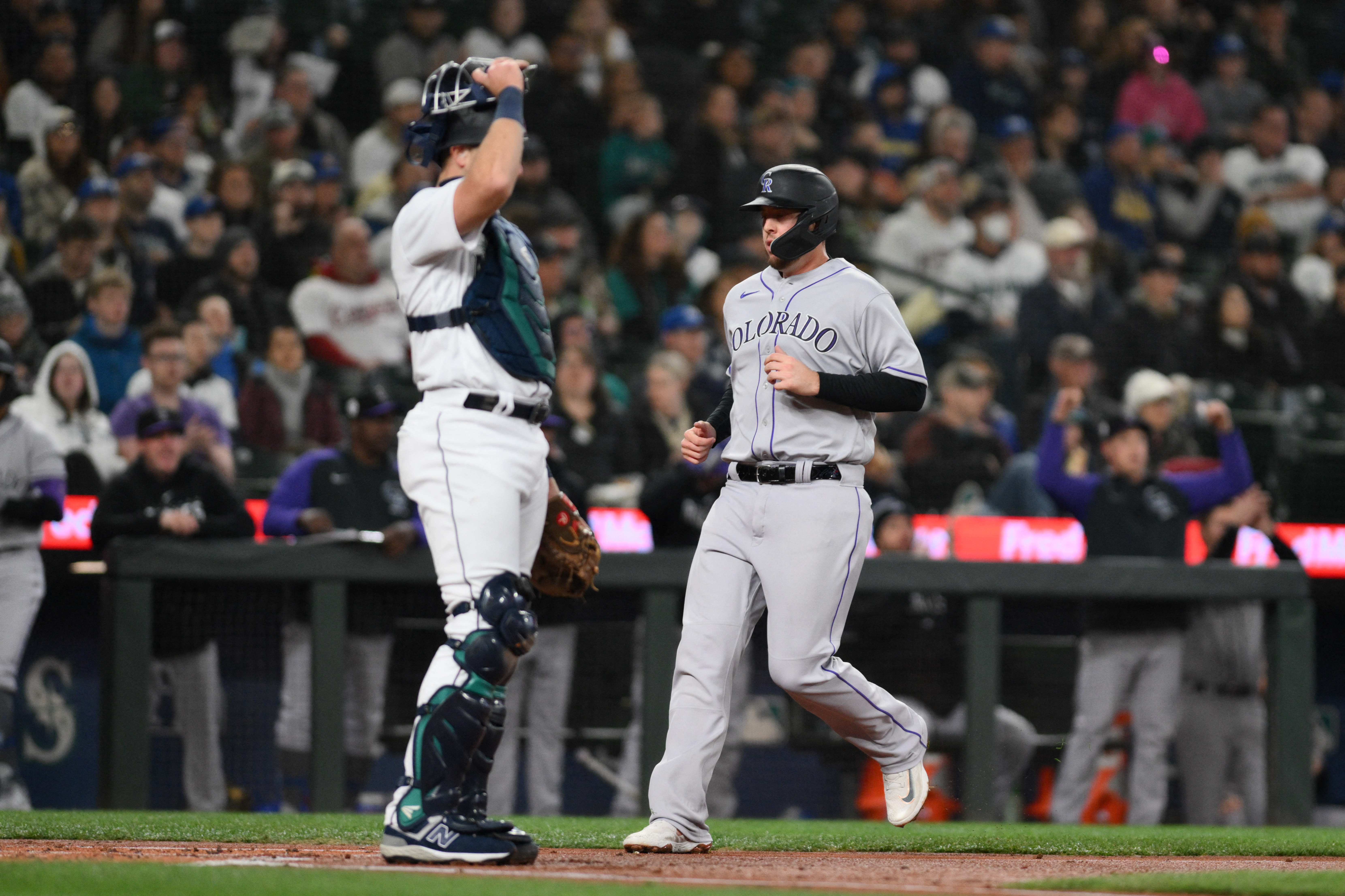 Padres beat Mariners 9-2