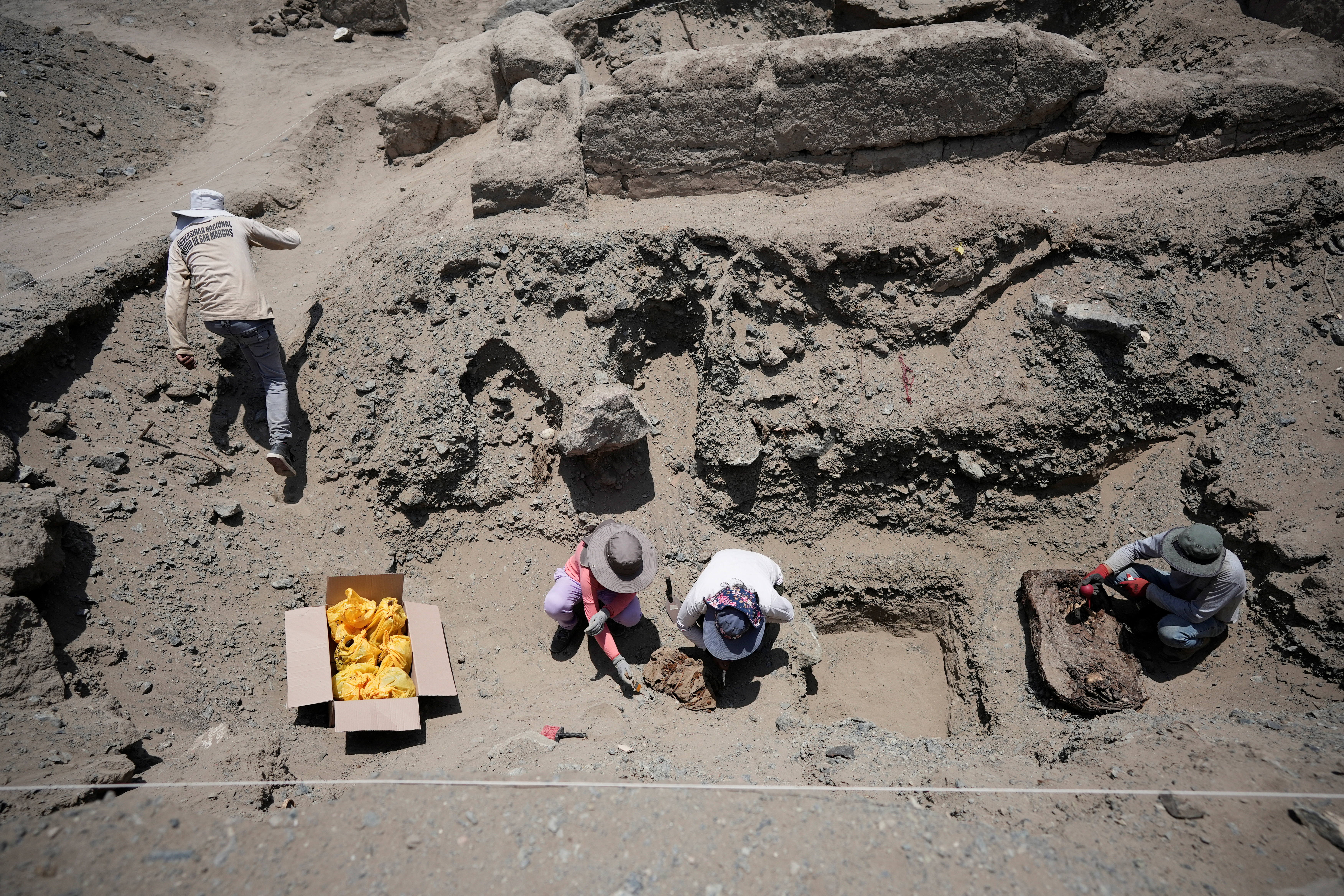 Archaeologists find graves from pre-Inca in Huaral