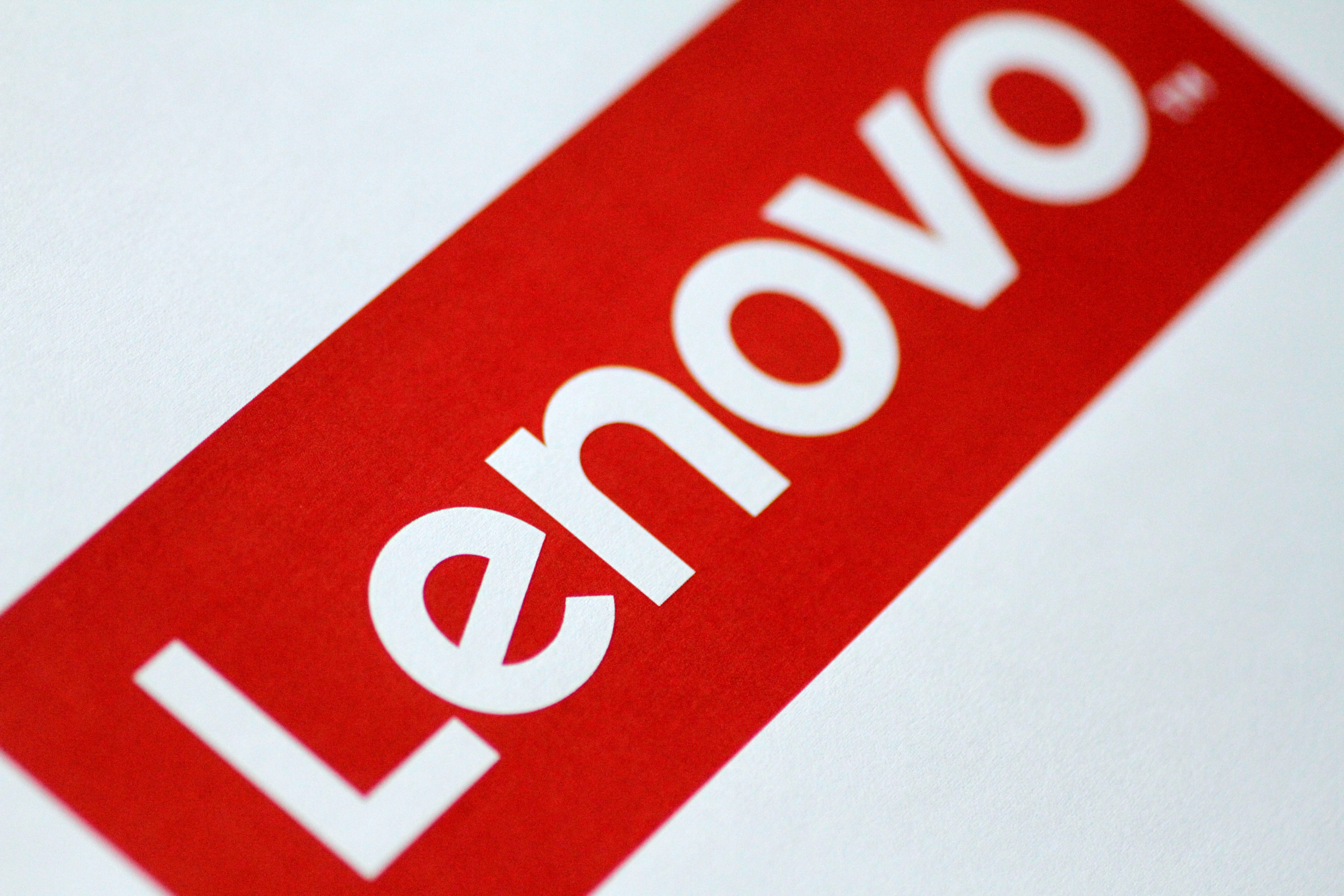 Foto ilustrativa de un logotipo de Lenovo