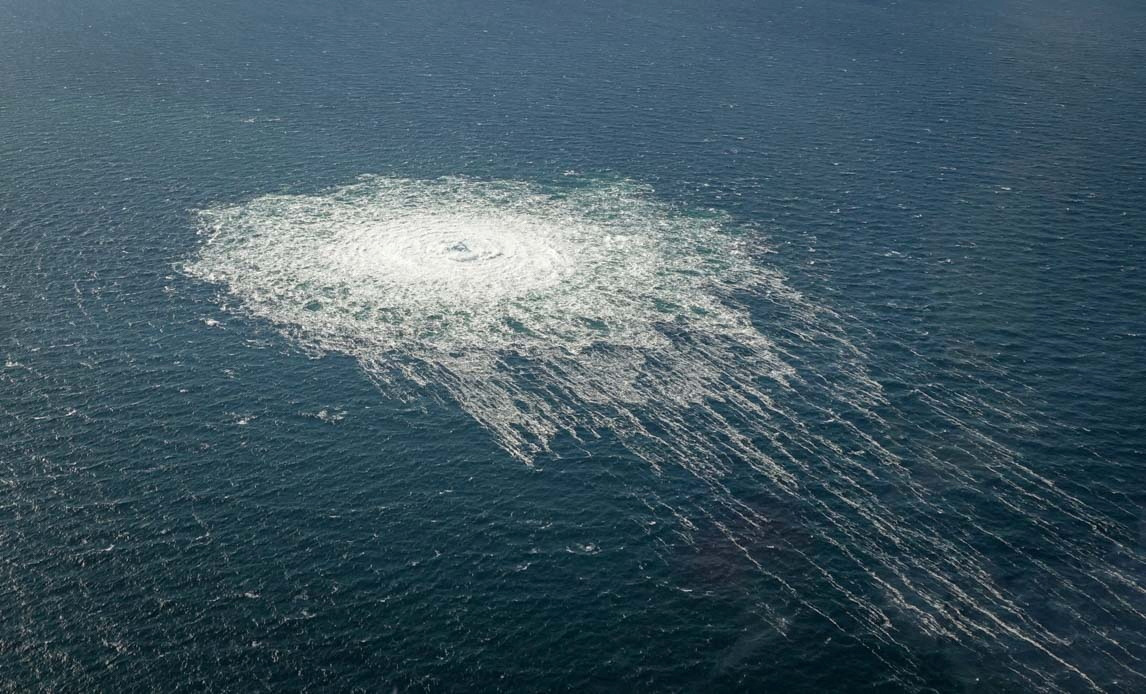 Las burbujas de gas de la fuga Nord Stream 2 que alcanzan la superficie del mar Báltico en el área muestran la perturbación de un pozo de más de un kilómetro de diámetro cerca de Bornholm