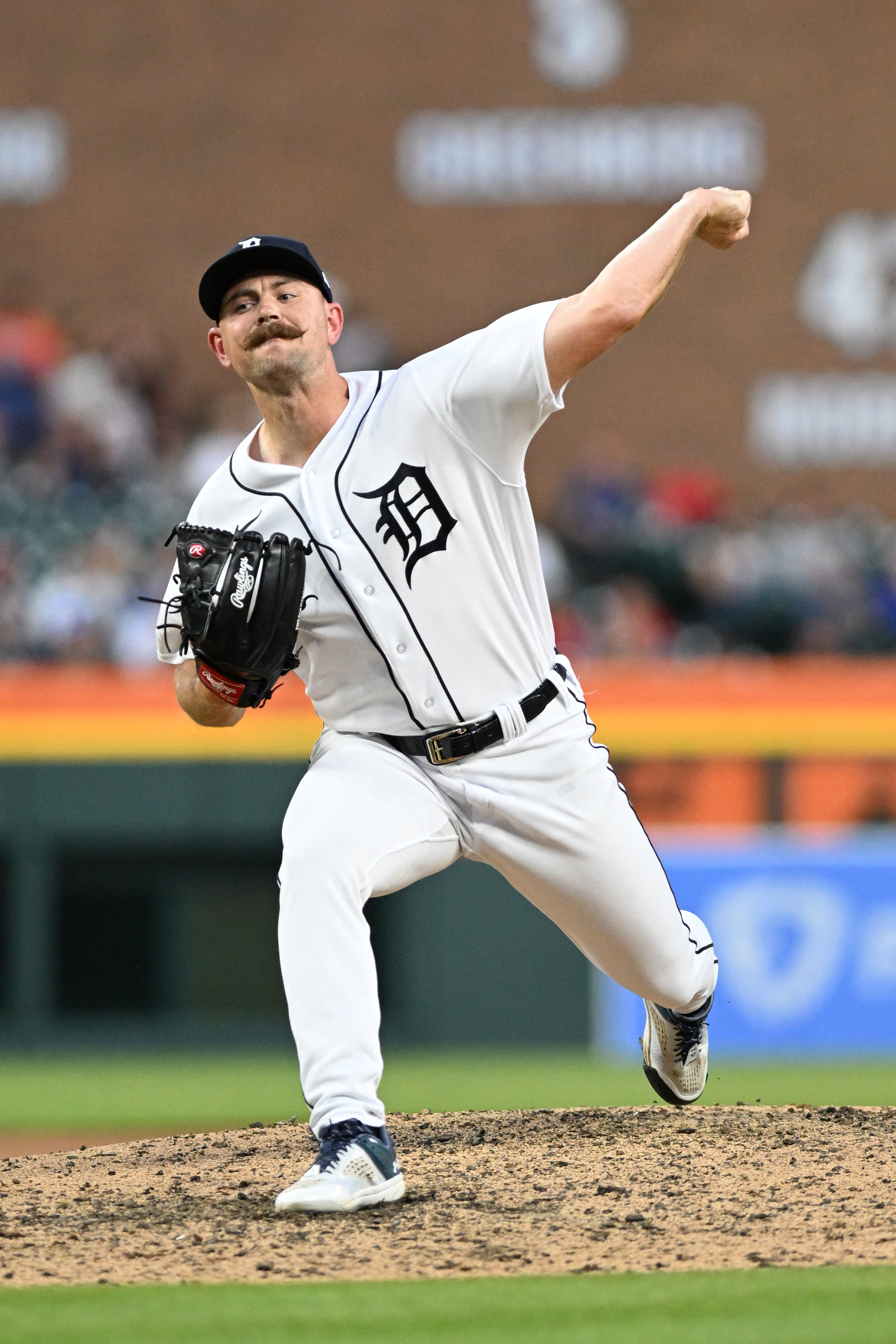 White Sox score early and often, rout Tigers