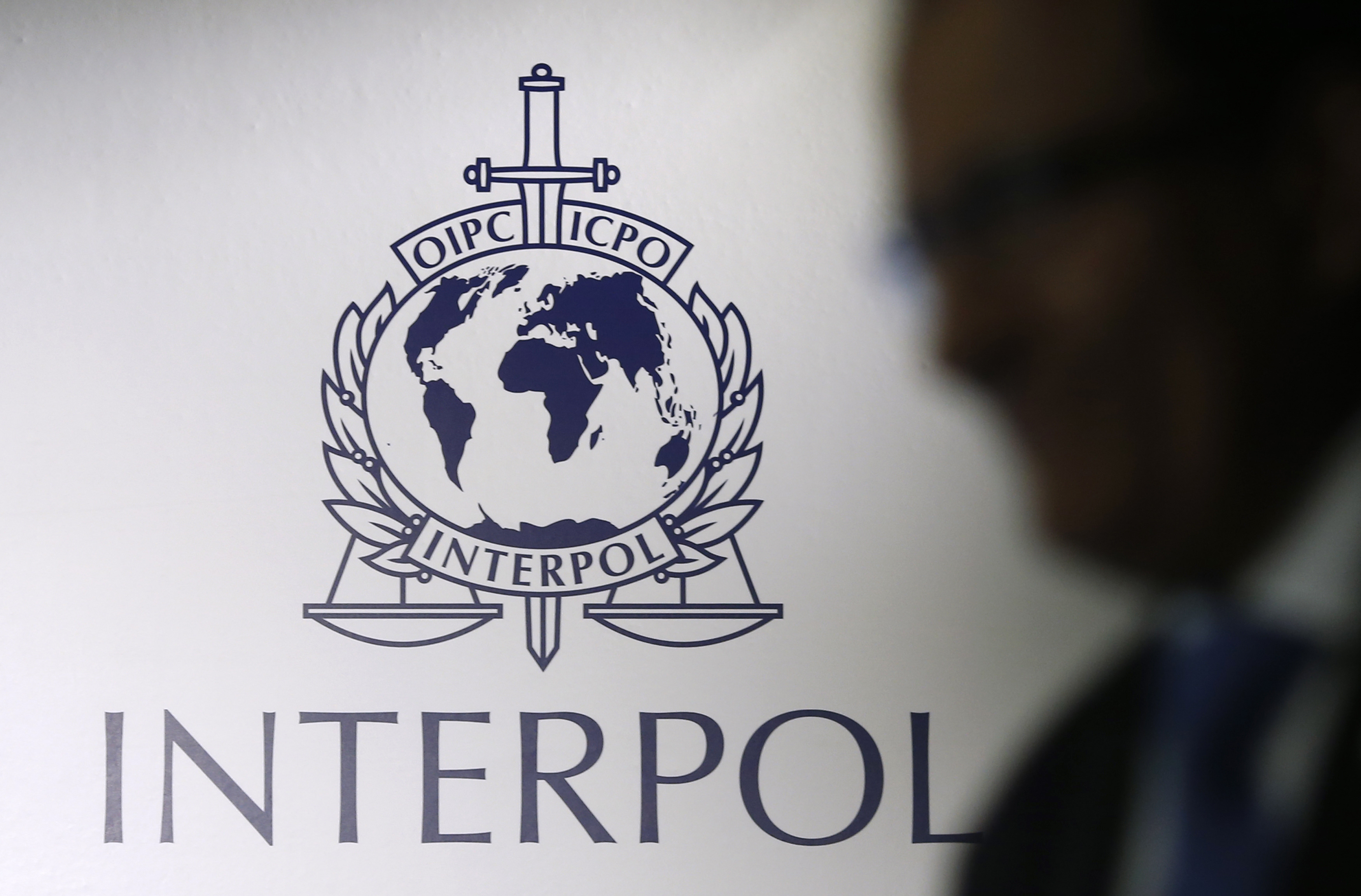 Interpol notices. Международная организация уголовной полиции Интерпол эмблема. Интерпол 1923. Интерпол герб. Интерпол картинки.