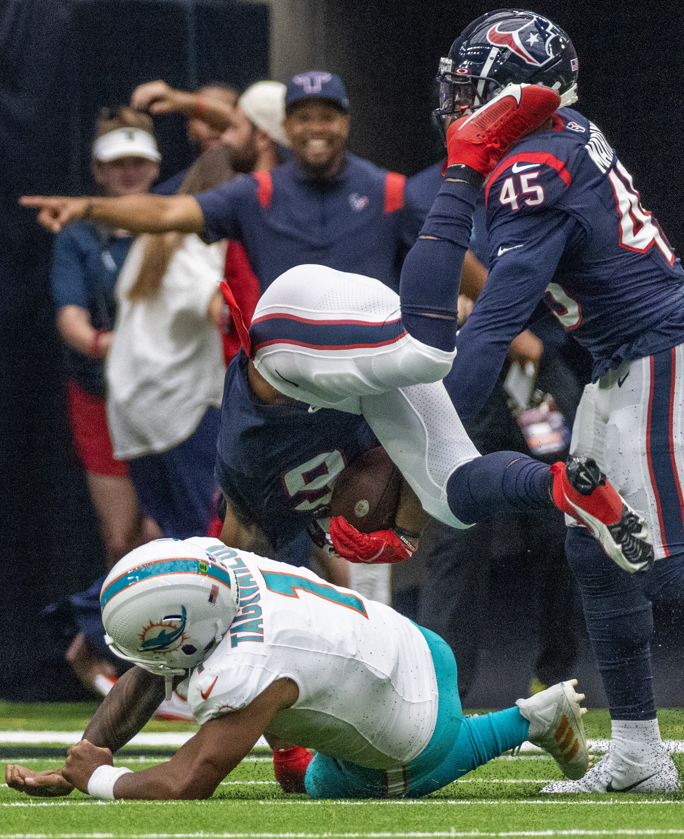 Miami. FL USA; Miami Dolphins quarterback Skylar Thompson (19) drops back  to pass during an NFL preseason game against the Las Vegas Raiders,  Saturday Stock Photo - Alamy