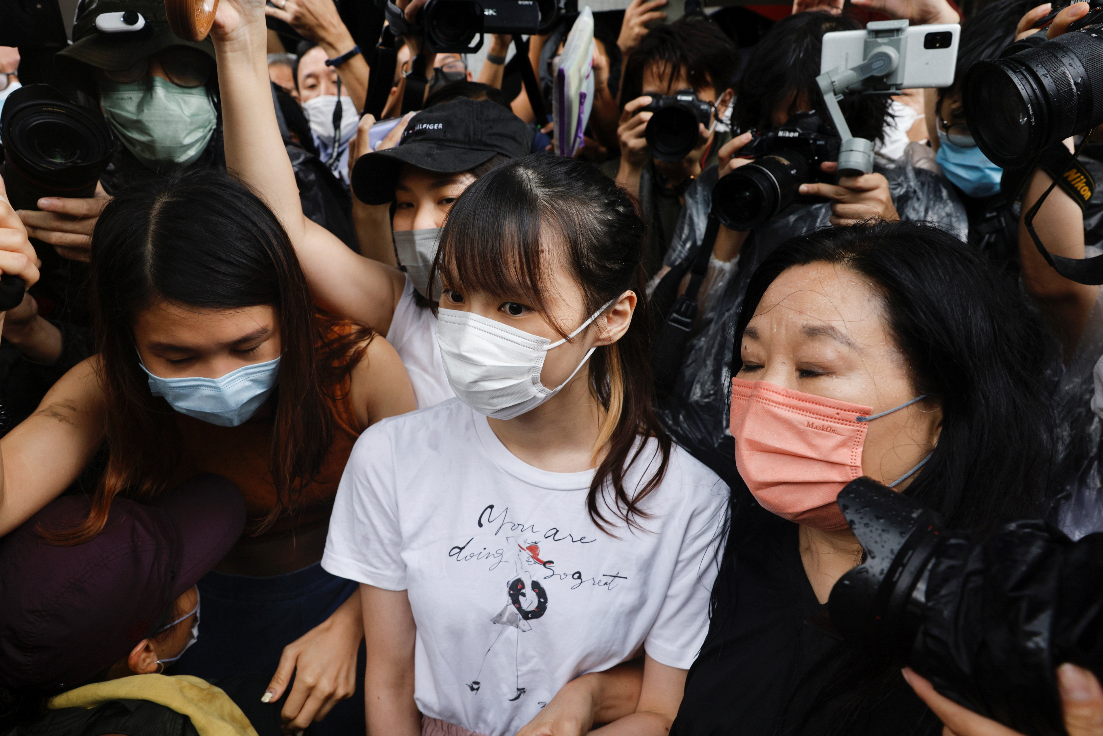 Pro-democratische activiste Agnes Chow wordt vrijgelaten na bijna zeven maanden te hebben uitgezeten voor haar rol in een ongeoorloofde bijeenkomst tijdens de anti-regeringsprotesten van de stad in 2019 in Hong Kong