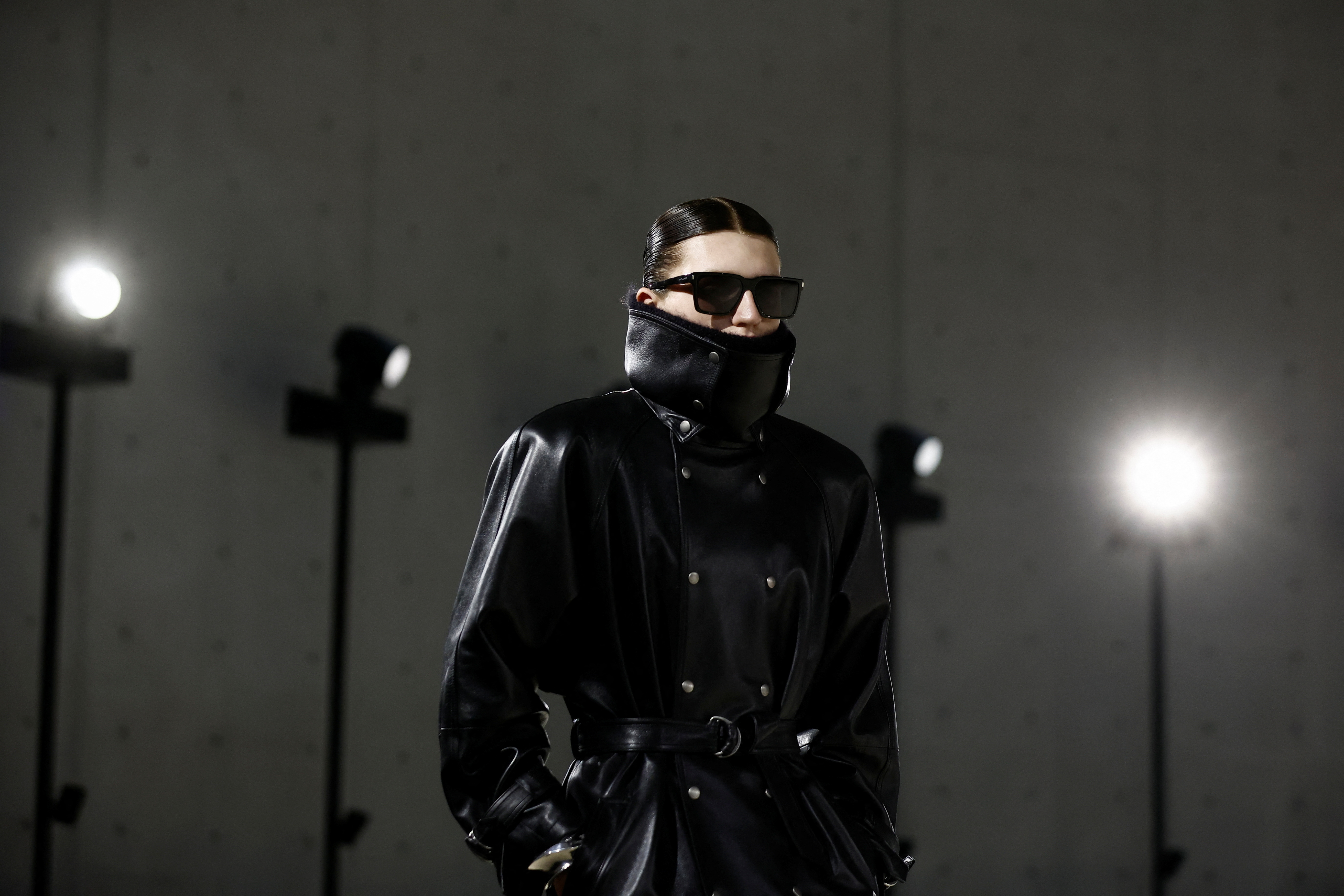 vermoeidheid Centimeter Bloeden Saint Laurent opens Paris Fashion Week with chic evening wear for men |  Reuters