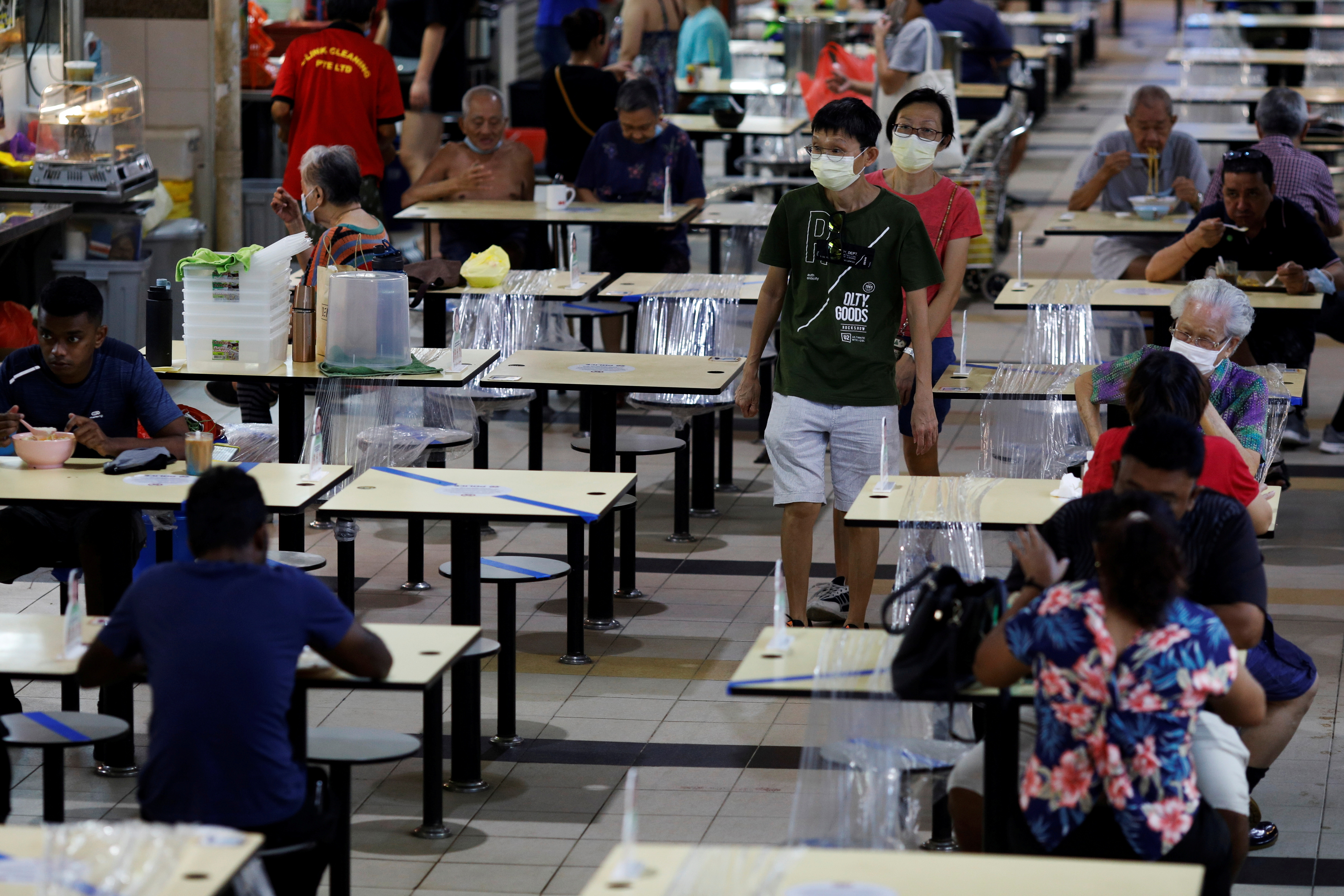 People eat at a hawker centre during the coronavirus disease (COVID-19) outbreak, in Singapore September 21, 2021. REUTERS/Edgar Su/File Photo