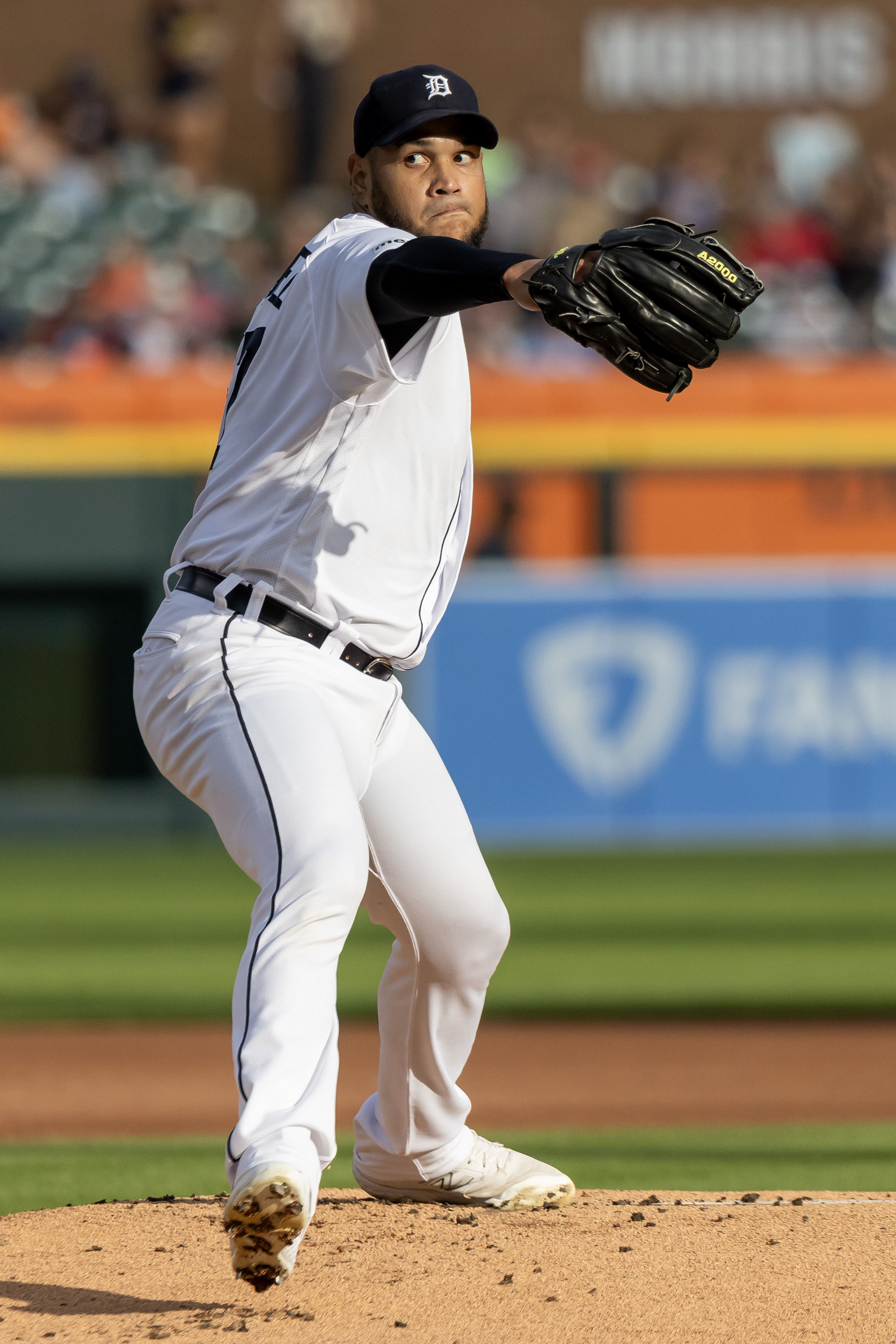 Baseball Pitcher Wears Infinity Gauntlet Glove For MLB Weekend