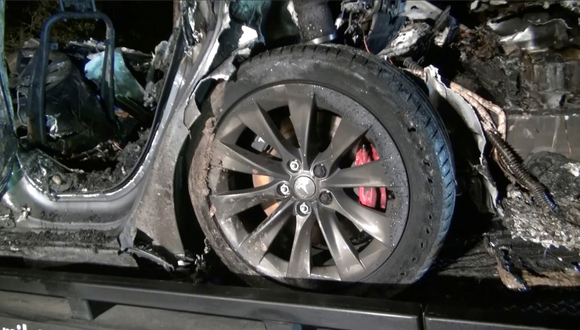 Los restos de un vehículo Tesla se ven después de que se estrelló en The Woodlands, Texas, el 17 de abril de 2021, en esta imagen fija de un video obtenido a través de las redes sociales.  Video tomado el 17 de abril de 2021. SCOTT J. ENGLE vía REUTERS  