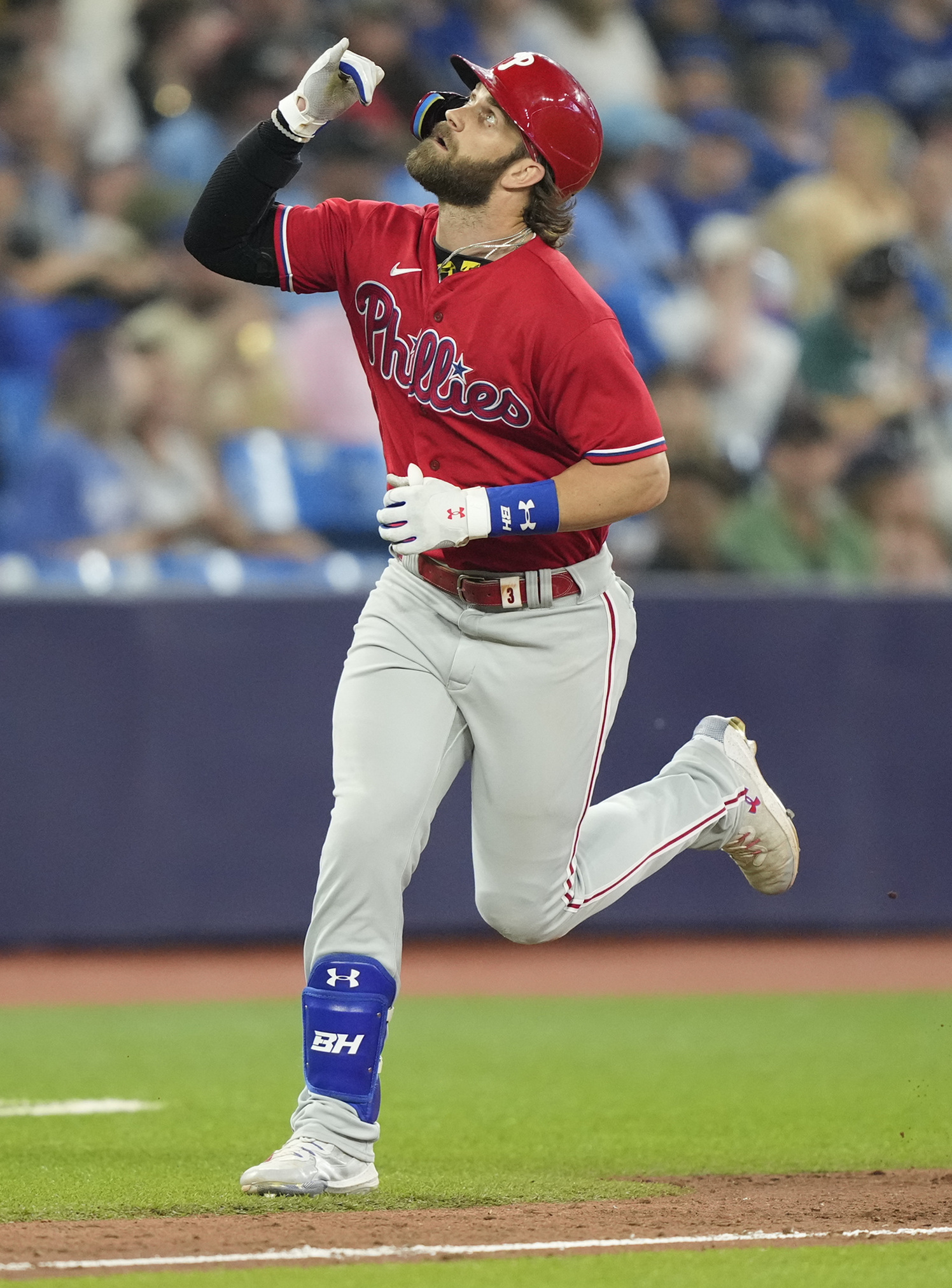 Bryce Harper homers twice as Phillies pound Blue Jays