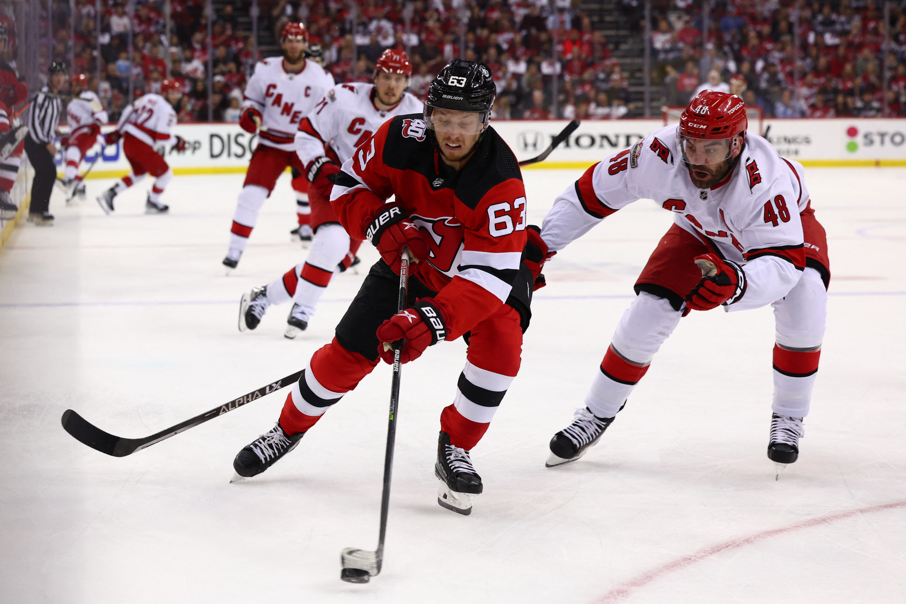 Devils erupt for 8 goals, trim Hurricanes' series lead to 2-1