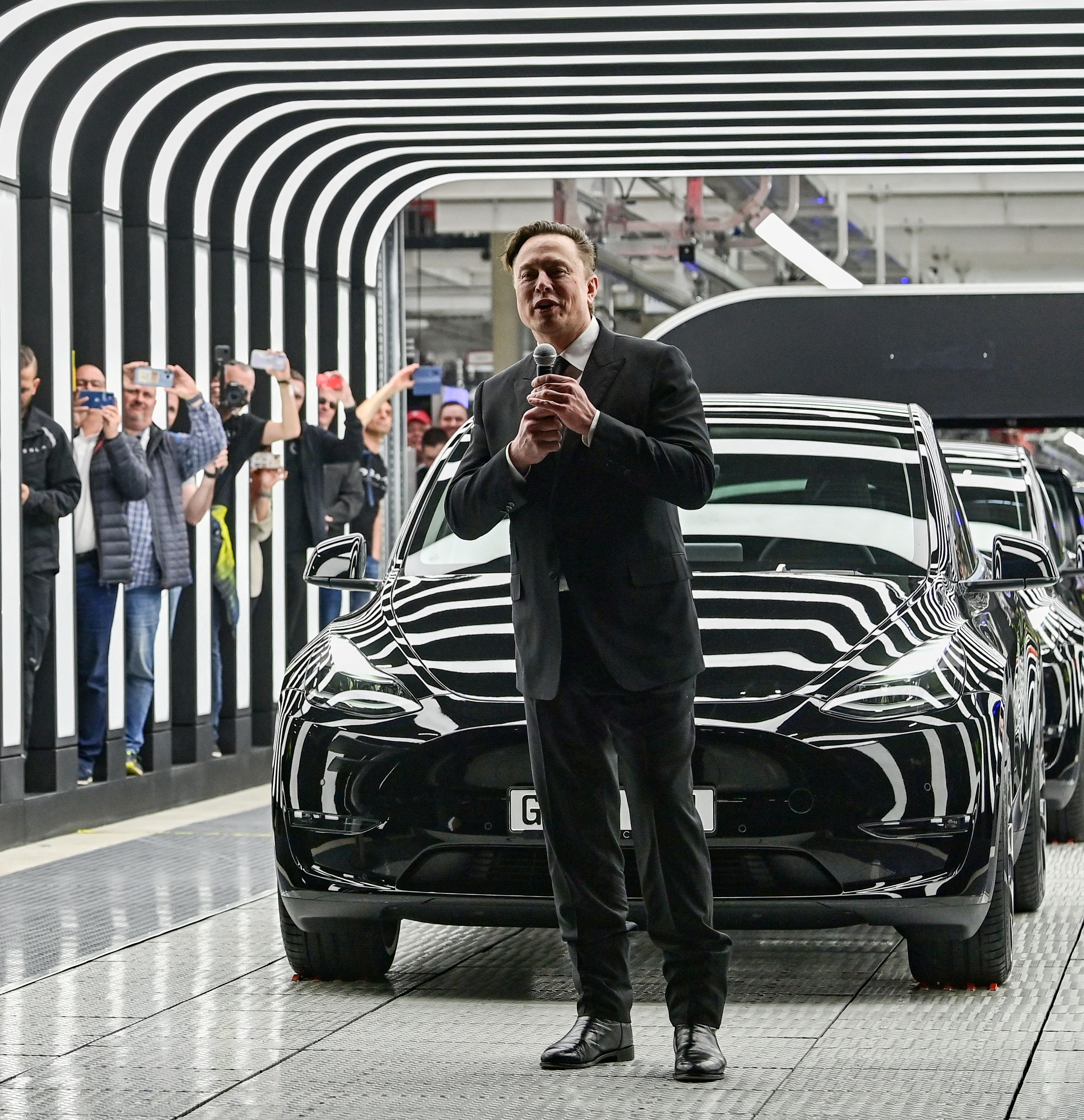 Tesla übergibt die ersten in der neuen Fabrik in Grünheide produzierten Autos