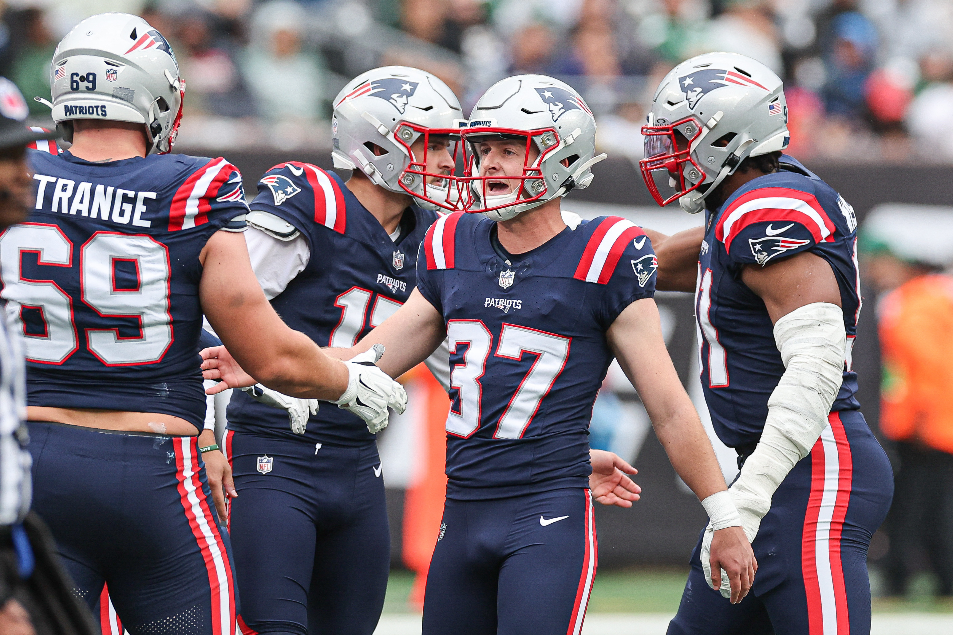 Patriots escape with 15th straight win over Jets