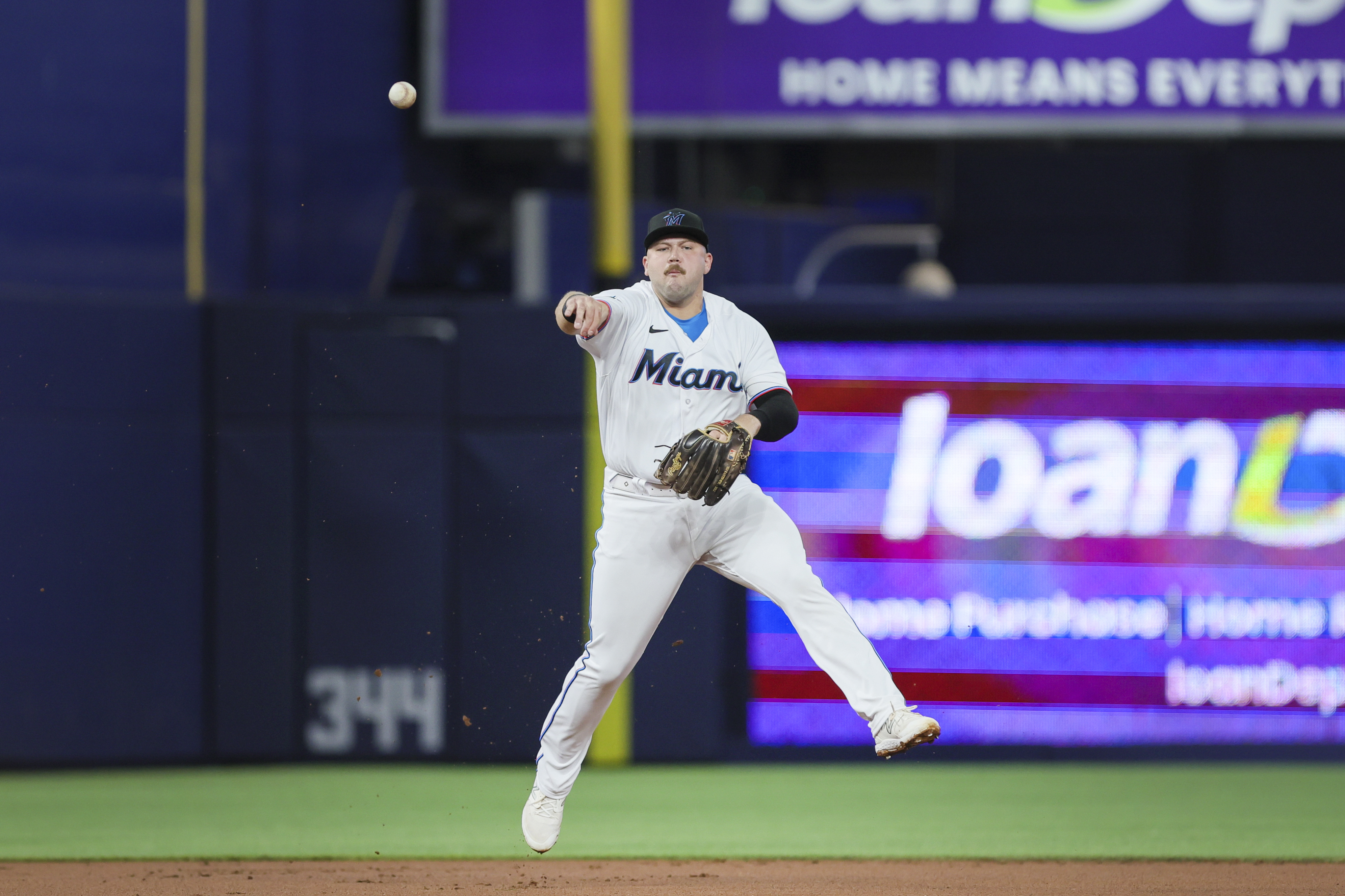 Marlins belt four homers, whip Dodgers in opener