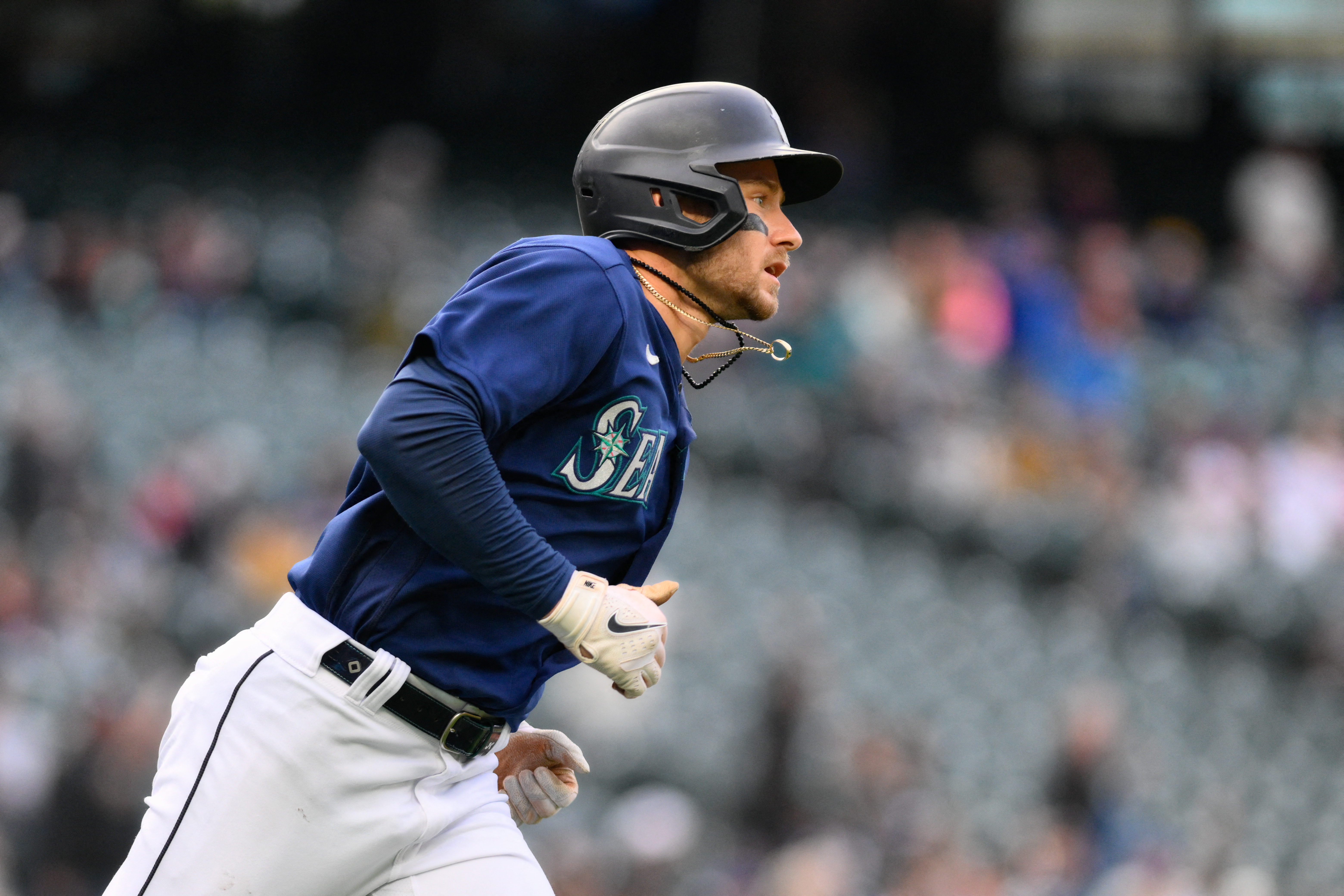 Luis Castillo guides Mariners past A's in series opener