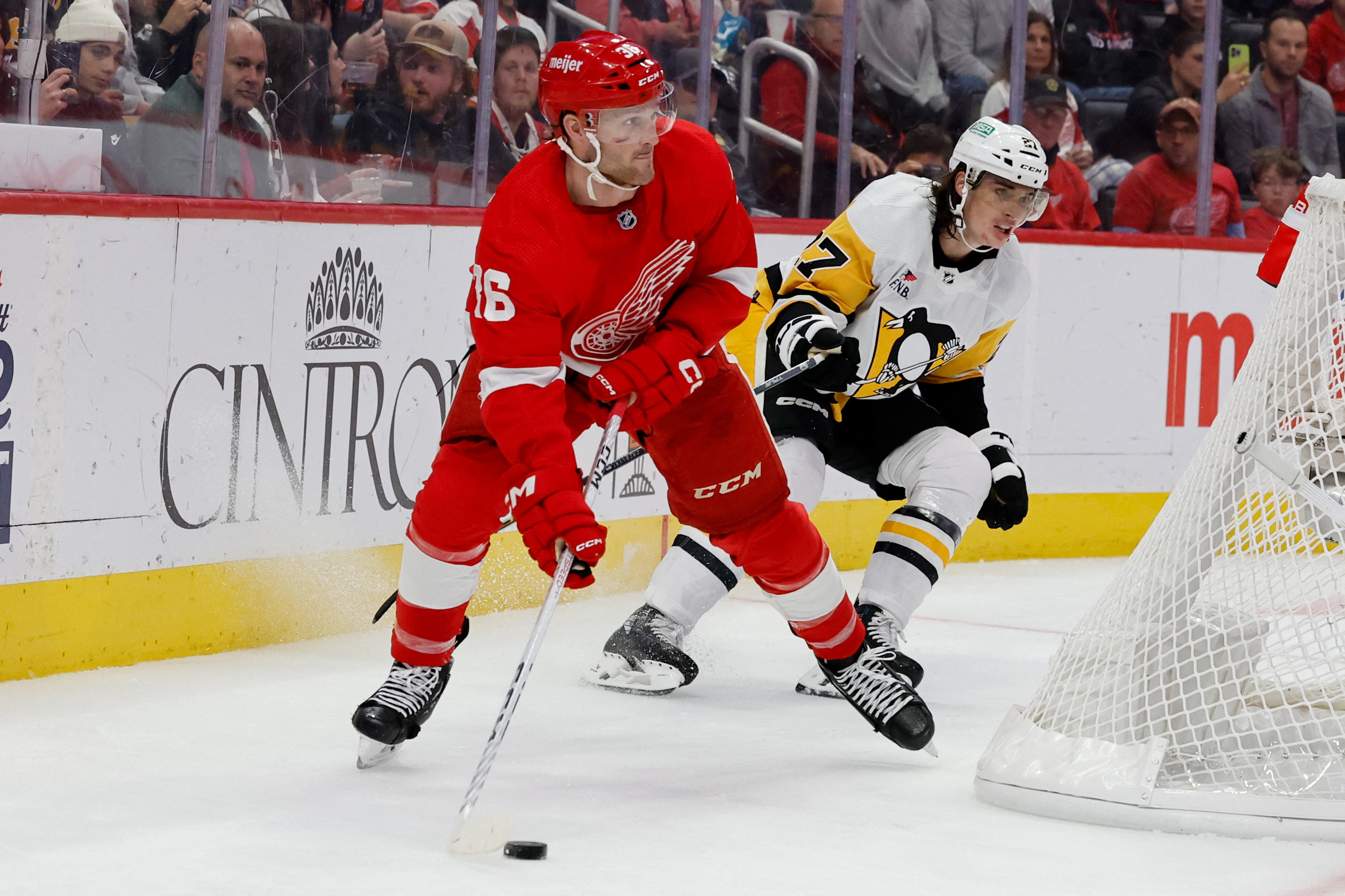Red Wings use three-goal second period to down Penguins | Reuters